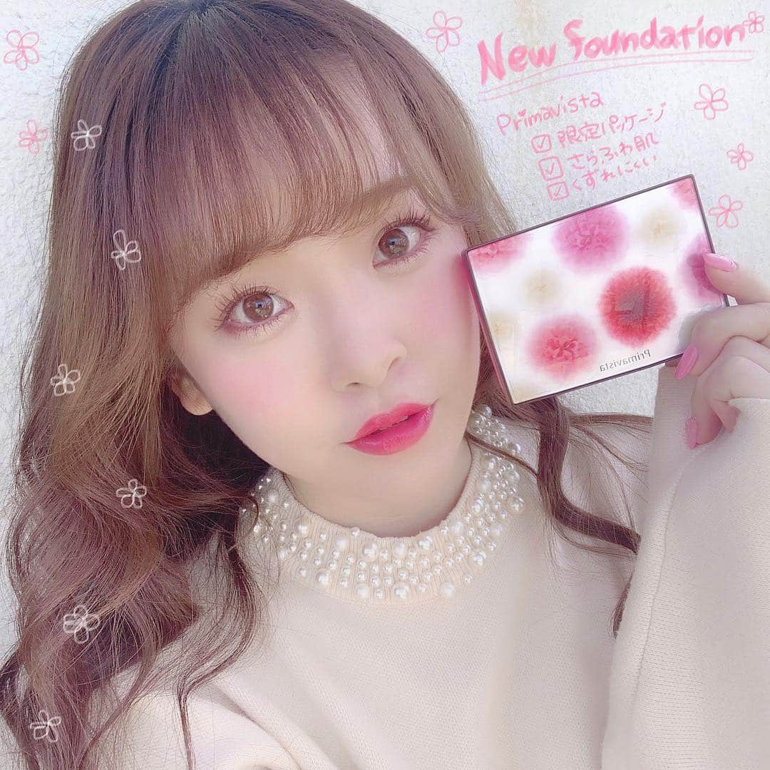 空山菜摘さんのインスタグラム写真 - (空山菜摘Instagram)「♡ 🌸❤️🌸❤️🌸 . @primavista＿official_jp さんから 下地とファンデを頂いたのでレポ💖😍 . . 春は花粉の影響で肌も赤みが出たり 厚くなるのを感じるから😢 絶対表面はマットにしておきたくて、 パウダーファンデーションを デイリー使いする事が増えるよ❣️ . . プリマヴィスタのファンデと下地は 去年mylittleboxに入ってて 初めて使ってみたんやけど…😳 ファンデは軽いつけ心地で ナチュラル素肌になるのに、 カバーはしてくれるからめっちゃ良くて🎶 春また買おうと思ってたんやけど 可愛いお花の限定パッケージになってるから さらに嬉しい〜☺️💘 下地は皮脂崩れ防止で有名やから 夏までずっと活躍しそう(*''д''*)✨ . . 最後のムービー🎥やねんけど、 人差し指と中指の間で分けたとして 親指側に下地とファンデを乗せてます😊 厚塗りっぽくないしほぼ変わらへんのに 血管が目立たへんのわかるかな😍？ シワに入ったりもしいひんし お直しにももちろんぴったりです🙆‍♀️❤️ . . . . . #日本化粧品検定 #コスメコンシェルジュ #primavista #プリマヴィスタ #春メイク #PR #パウダーファンデーション #化粧下地 #ファンデーション #ベースメイク #限定コスメ #sofina_pr #ソラメイク #コスメレポ #春コスメ #コスメ好きさんと繋がりたい #皮脂崩れ防止下地 #コスメオタク #ファンデ #コスメレビュー」3月28日 16時54分 - natsumi_sorayama