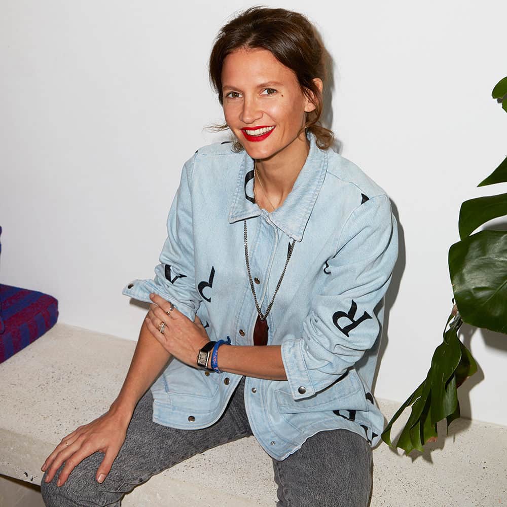 のインスタグラム：「Anne-Fleur Broudehoux puise son inspiration dans ses voyages, dans les films et les expositions d'art contemporain. Elle rend hommage à des artistes, à des femmes libres, indépendantes et fortes pour qui elle imagine des silhouettes intemporelles et modernes à la fois. Entre deux rendez-vous, elle sillonne Paris sur son vélo en portant et en mettant à l'épreuve du quotidien les pièces des collections à venir. - Anne-Fleur Broudehoux draws her inspiration from her travels, films and exhibitions of contemporary art. She pays homage to artists, to free, independent and strong women for whom she imagines every timeless and modern silhouettes she creates. Between two meetings, she travels daily over Paris on her bike wearing and testing the pieces of the upcoming collections.  #Roseanna #Paris #FashionDesigner #Womandesigner」