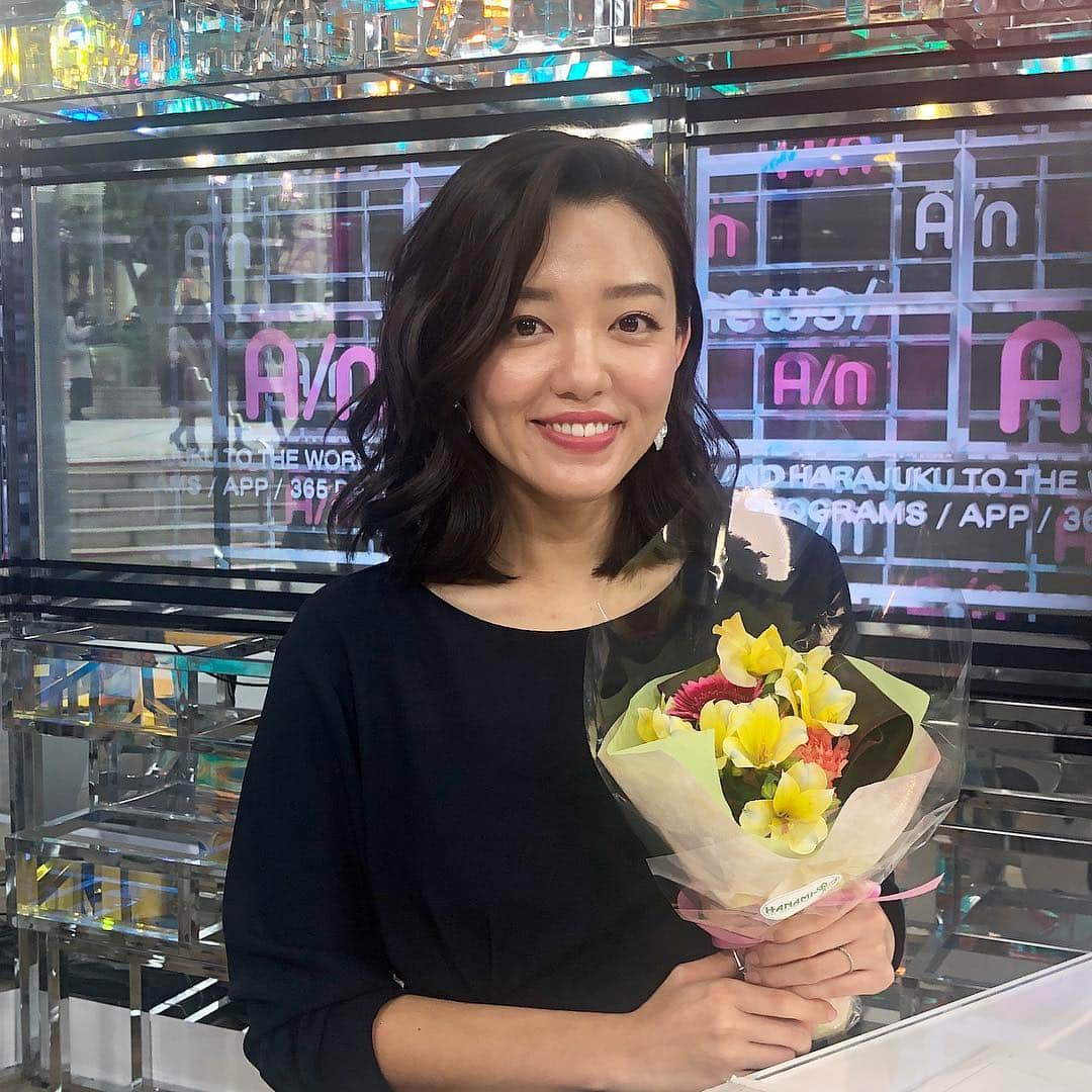 阿部優貴子のインスタグラム：「今日の勤務をもって、abemanewsを卒業いたしました！🙌🌸 アナウンサーたるもの、ストレートニュースを読むお仕事を定期的にやらせてもらうことはすごく大切だと思っていたので環境を与えてくださった皆様に感謝です。🙇‍♀️時々コメント欄も見てて、"アベマの阿部さん"って言われてるのも知ってましたよー！😂💕 短い間でしたが、ありがとうございました！🌸 バラダンは引き続き担当しますので今日の夜も21:00〜ごらんください🌹  #abematv #abemanews #アベマ」