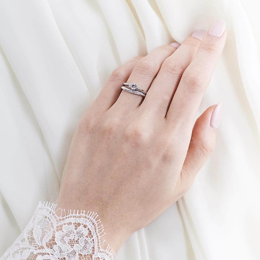 婚約・結婚指輪のI-PRIMO（アイプリモ）公式アカウントさんのインスタグラム写真 - (婚約・結婚指輪のI-PRIMO（アイプリモ）公式アカウントInstagram)「* 『アルチェステ』のエレガントなウェーブに沿って右上がりに配置されたダイヤモンドが輝く『キタルファ』との重ね着け。手を取り合い輝かしい未来を歩むパートナーとしての証となって、おふたりのこれからにそっと寄り添います。  婚約指輪：キタルファ #アイプリモ_キタルファ 結婚指輪：アルチェステ #アイプリモ_アルチェステ * #iprimo #アイプリモ #婚約指輪 #結婚指輪 #ブライダルリング #エンゲージリング #マリッジリング #プレ花嫁 #結婚準備 #婚約 #結婚」3月28日 17時02分 - iprimo_official