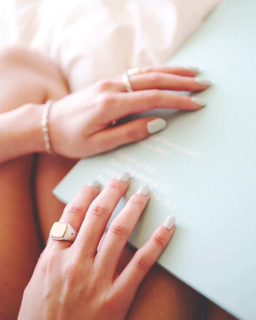RisaWisteriaさんのインスタグラム写真 - (RisaWisteriaInstagram)「New nail.  Thank you💅 @radia_eyelash.nail  こんなに可愛い爪にしてもらっている間に @megu_radia が完璧な目元を作ってくれる 大好きな魔法なサロン💕  #nail#nails#radia#eyelashextensions#beautysalon#tiffany#hoorsenbuhs#ring#rings#silverring#silver#gold#goldjewellery#tomwood」3月28日 17時02分 - risa_the_m_e