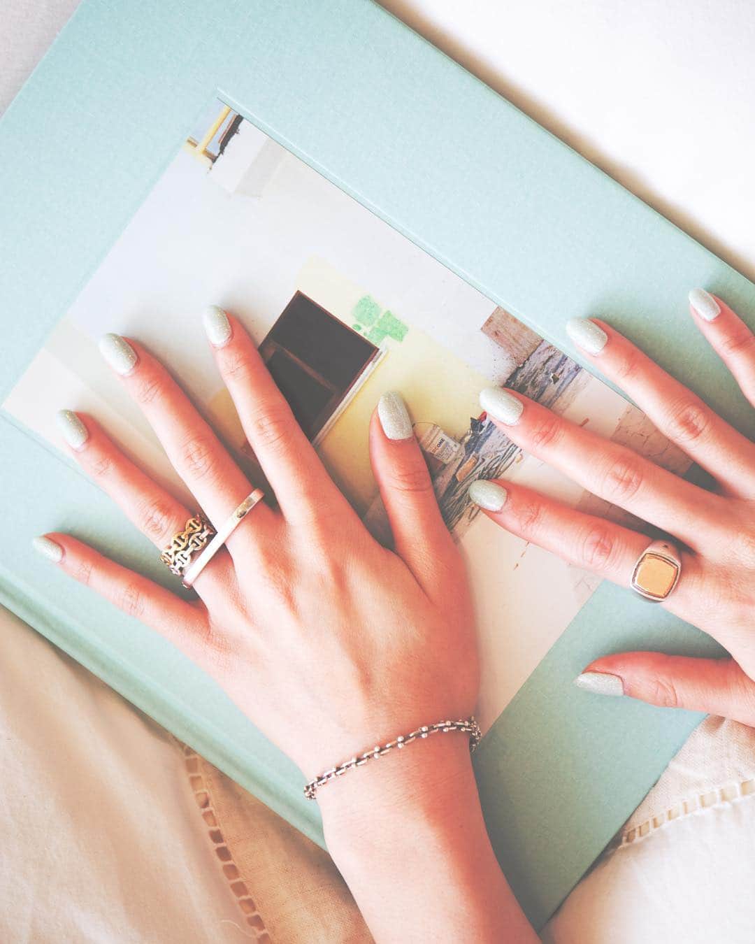 RisaWisteriaのインスタグラム：「New nail.  Thank you💅 @radia_eyelash.nail  こんなに可愛い爪にしてもらっている間に @megu_radia が完璧な目元を作ってくれる 大好きな魔法なサロン💕  #nail#nails#radia#eyelashextensions#beautysalon#tiffany#hoorsenbuhs#ring#rings#silverring#silver#gold#goldjewellery#tomwood」