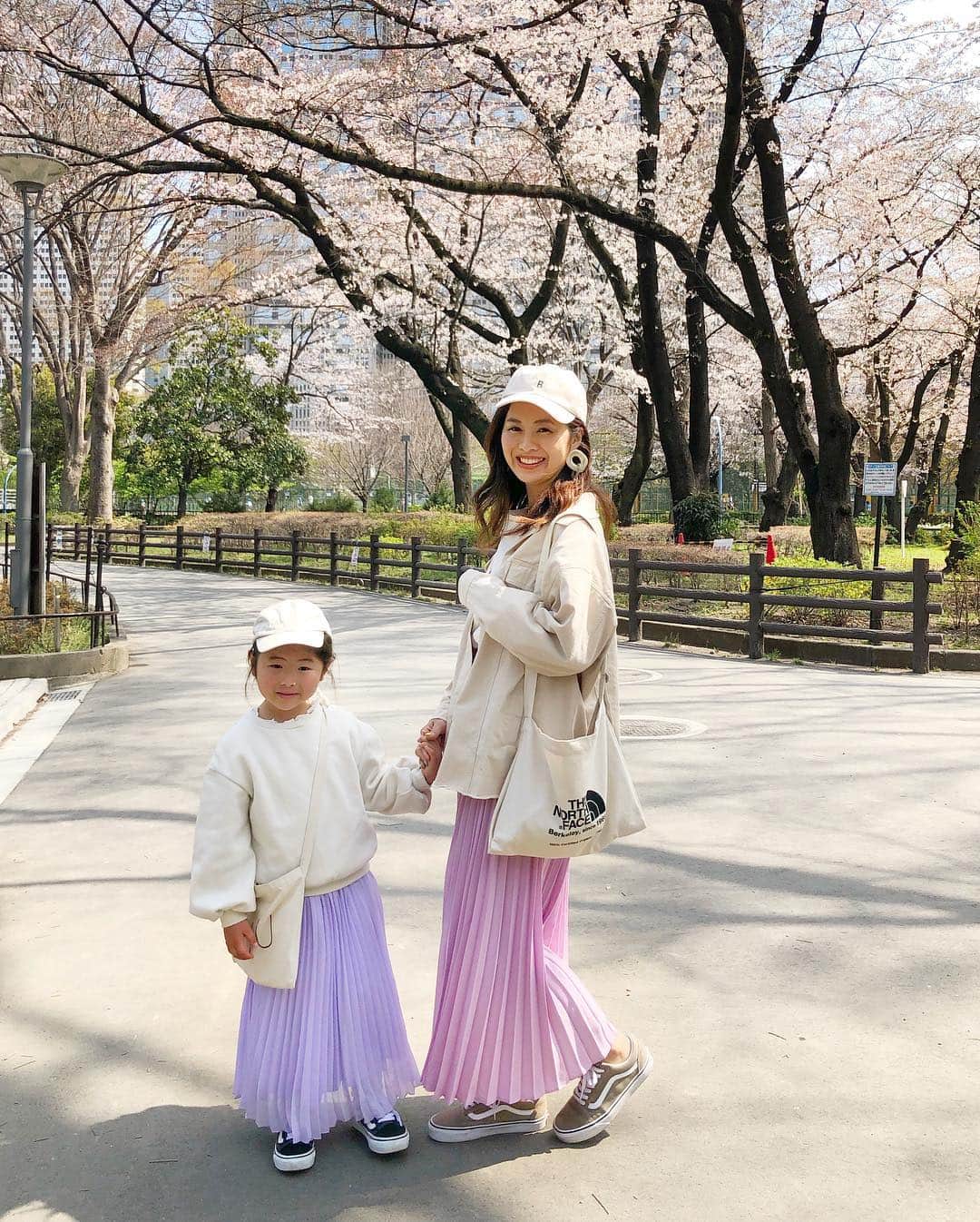 manamisotayutaさんのインスタグラム写真 - (manamisotayutaInstagram)「#お花見 🌸🌸🌸 #新宿中央公園 も満開だったよー💗💗 きれいだったなぁー💗 この公園、新しい遊具もたくさんあって、お花見しながら子どもも遊べていい✨✨✨ ・ みんなで#桜 色のリンク🌸💗 ・ pic6 @rococo39  ちゃんのサプライズお祝いもできたし💗 みんなで会えてほんと嬉しかった💗💗 おめでとう💗💗💗 大好き💗 ＊ ＊ ＊ ＊ cordinate outer @twofaces_press  #cocoコラボ だよー❤︎ このゆるっとしたアウター大好き♪ 薄手でさらっと羽織れて今の季節にぴったり♪ ココちゃんコラボは毎回ほんとかわいい💗 ・ skirt @titivatejp  #tittivate#titivatestyle ・ cap @polkapolka_zakka  #polkapolka ＊ ＊ kids tops @gu_global ・ skirt @globalwork_official  #globalwork ＊ ＊ ＊ #お花見コーデ#ピクニックコーデ #双子コーデ#リンクコーデ#春コーデ #cordinate#code#春服#locari#ponte_fashion #mamagirl #オトナ女子#大人コーデ #大人女子コーデ#sakura#タビジョ#picnic #花見弁当#twofaces#twofaces_press #cocotwofaces」3月28日 17時14分 - manamisotayuta