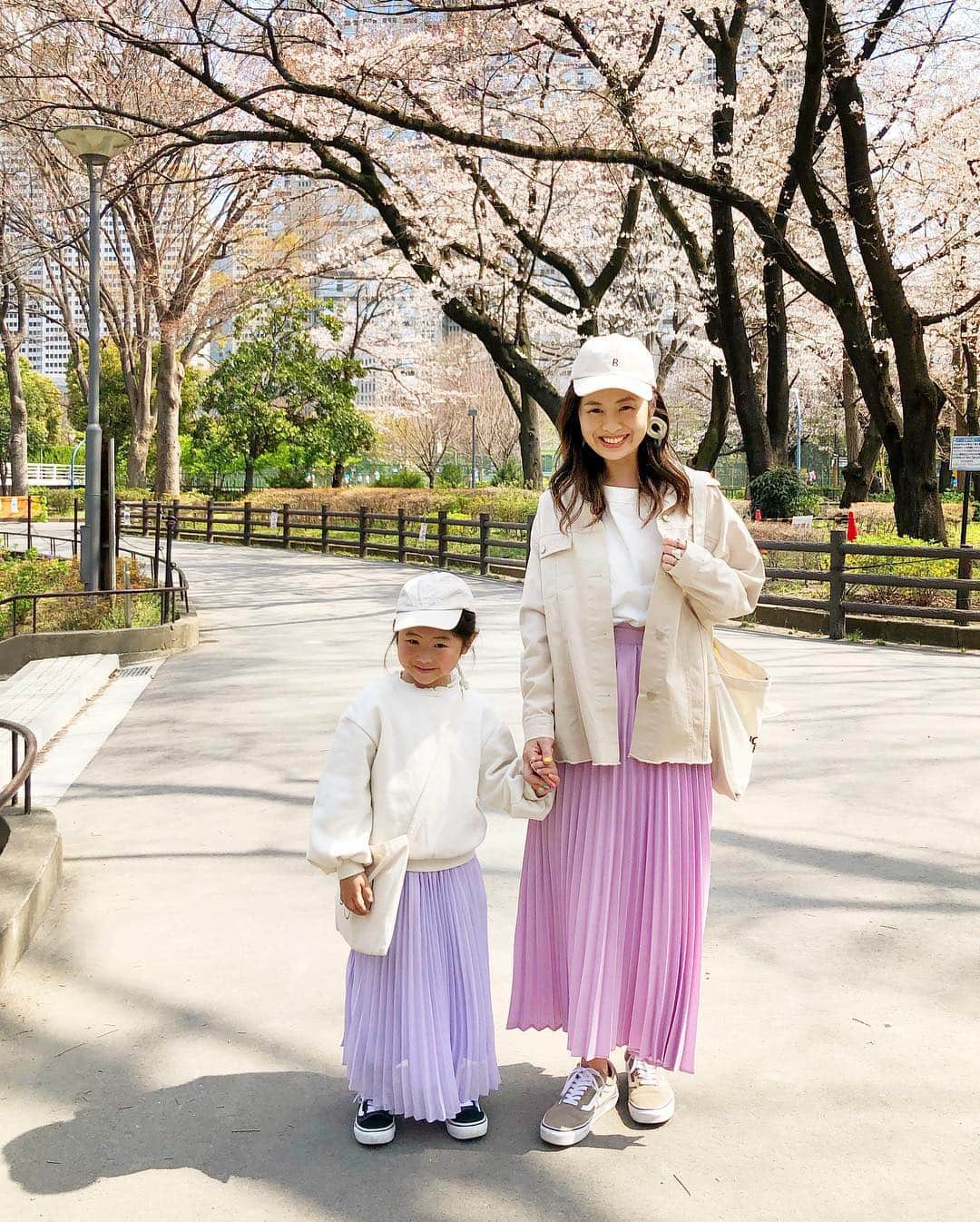 manamisotayutaさんのインスタグラム写真 - (manamisotayutaInstagram)「#お花見 🌸🌸🌸 #新宿中央公園 も満開だったよー💗💗 きれいだったなぁー💗 この公園、新しい遊具もたくさんあって、お花見しながら子どもも遊べていい✨✨✨ ・ みんなで#桜 色のリンク🌸💗 ・ pic6 @rococo39  ちゃんのサプライズお祝いもできたし💗 みんなで会えてほんと嬉しかった💗💗 おめでとう💗💗💗 大好き💗 ＊ ＊ ＊ ＊ cordinate outer @twofaces_press  #cocoコラボ だよー❤︎ このゆるっとしたアウター大好き♪ 薄手でさらっと羽織れて今の季節にぴったり♪ ココちゃんコラボは毎回ほんとかわいい💗 ・ skirt @titivatejp  #tittivate#titivatestyle ・ cap @polkapolka_zakka  #polkapolka ＊ ＊ kids tops @gu_global ・ skirt @globalwork_official  #globalwork ＊ ＊ ＊ #お花見コーデ#ピクニックコーデ #双子コーデ#リンクコーデ#春コーデ #cordinate#code#春服#locari#ponte_fashion #mamagirl #オトナ女子#大人コーデ #大人女子コーデ#sakura#タビジョ#picnic #花見弁当#twofaces#twofaces_press #cocotwofaces」3月28日 17時14分 - manamisotayuta