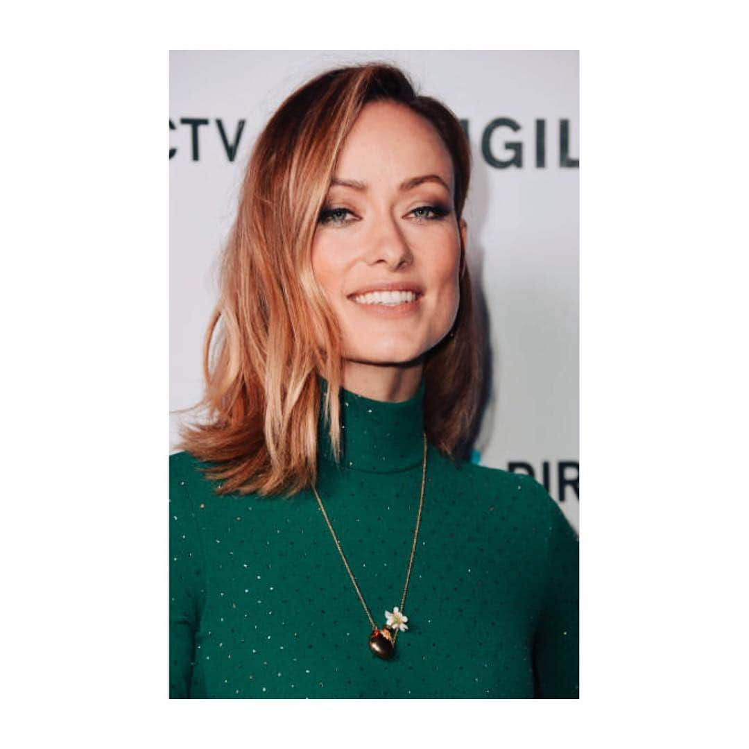 オリヴィア・ワイルドさんのインスタグラム写真 - (オリヴィア・ワイルドInstagram)「A VIGILANTE premiere in LA. Wore a daisy in my necklace cuz Daisy was in my belly right before I made this movie so she’s basically my costar.」3月28日 17時10分 - oliviawilde