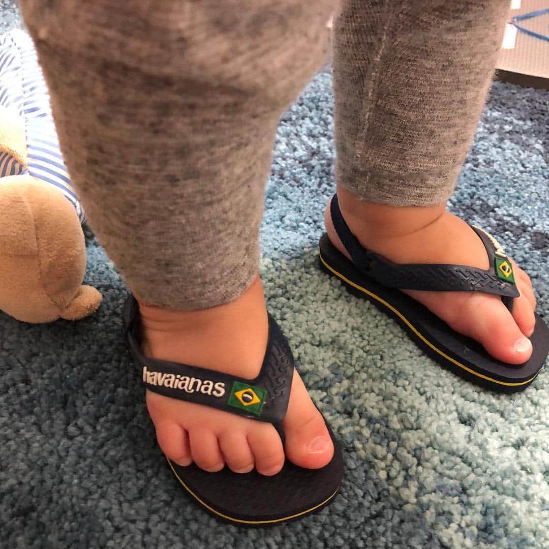 シモネのインスタグラム：「#havaianas #havaianasbaby #beachsandals #ハワイアナス #ハワイアナスベビー 🇧🇷🏖#ビーサン」