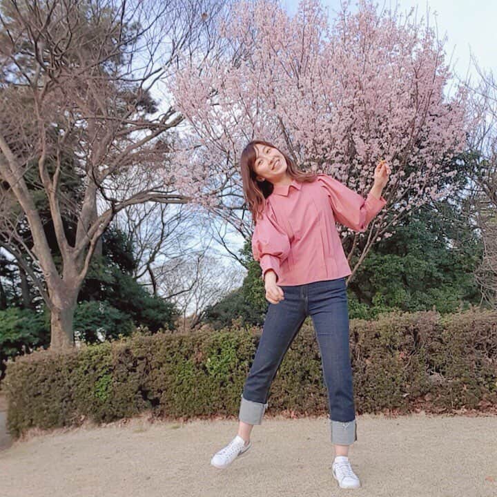 平川はる香のインスタグラム：「. 宝塚を退団して、丸3年経った模様です。 卒業してからもう3度目の春です🌸 . 髪の毛は伸びても、ガニ股は相変わらずです😌 支え応援してくださる方、一緒にお仕事してくださる方、周りの皆様方に感謝して、宝塚にも感謝して、4年目も生きてまいります🥰 . . 最近はまじめにライブの準備ばかりしているよ。 だから来てねお願い🥺 . . #327は退団記念日 #つま先と膝はいつも外向き」