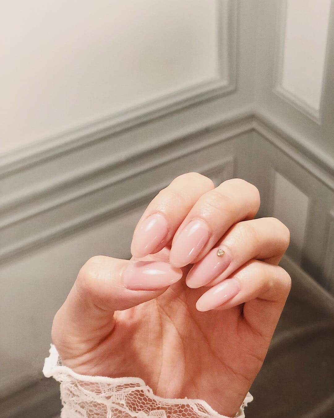 植田せりなさんのインスタグラム写真 - (植田せりなInstagram)「. Simple is best💅 ネイルは基本指が綺麗に見えるデザインでどんなお洋服にも合うようにシンプルにしています✨ シンプルなんだけど細かくオーダーしてるよ😂💅 . こだわりは、クリア感と形とジェルを少し厚めに乗せてもらっています😊✨ 長さはギリギリまで短くしてもらっています🌸 . いつもはベージュよりだけど、 今回は春を意識して大人めなピンクにしたよ🌸 . . #ジェルネイル #春ネイル #くすみピンク #大人ネイル  #上品ネイル  #せりなネイルデザイン #gelnails#nails#pinknails#japan#hands」3月28日 17時21分 - serina_ueda