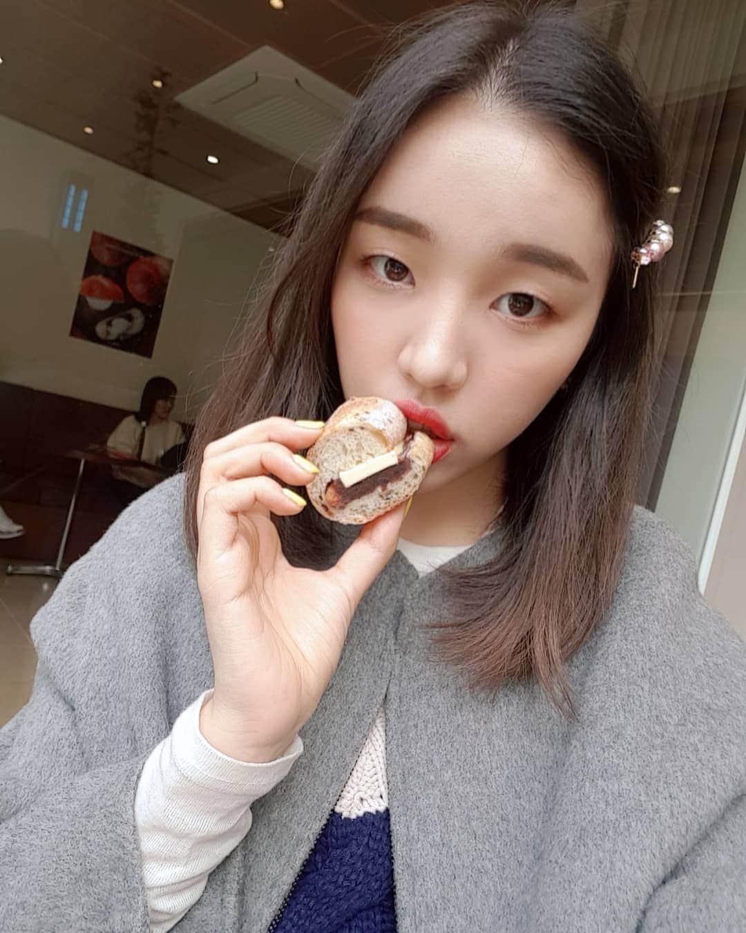 ペク・アヨンのインスタグラム：「앙버터를 앙! 🥖」