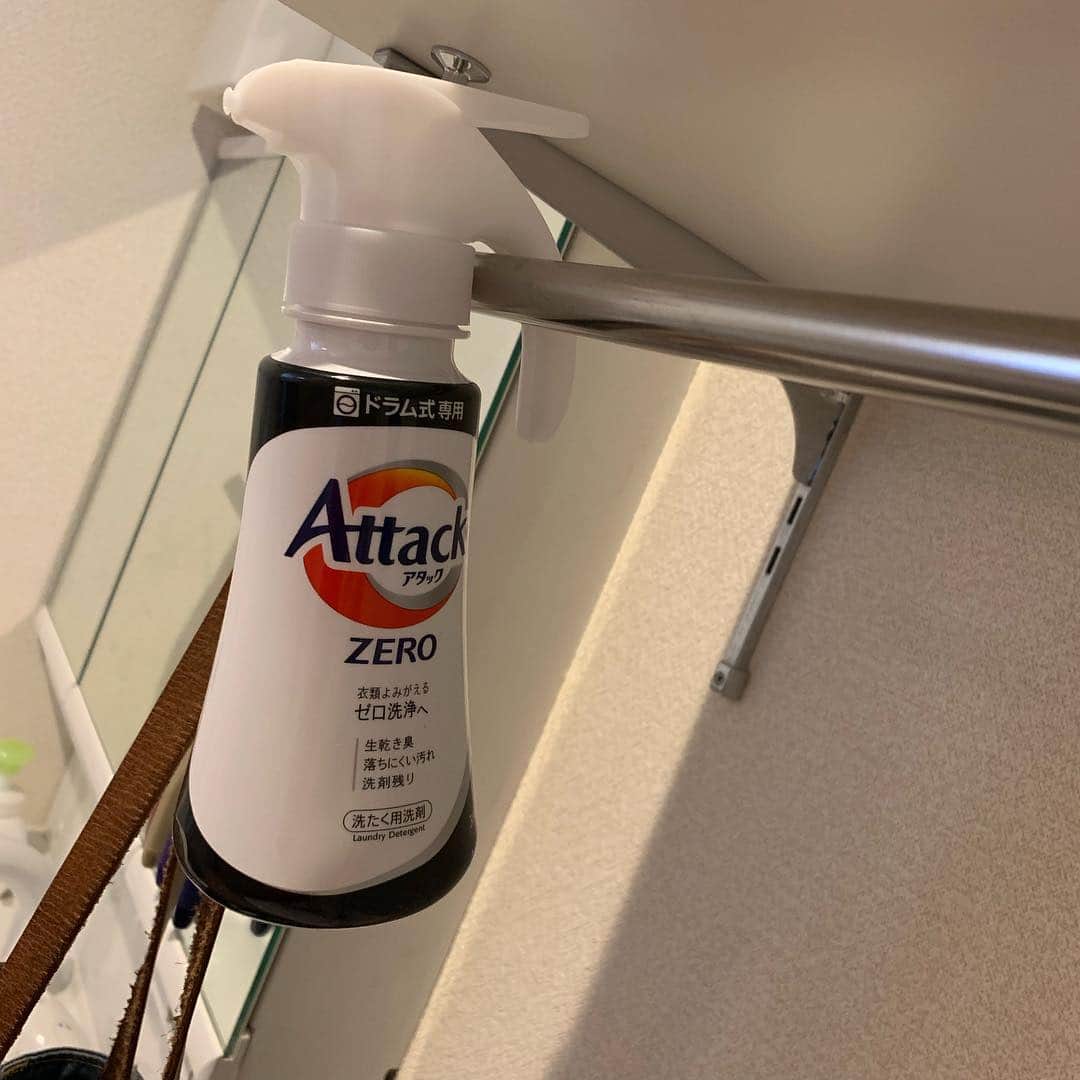NANAさんのインスタグラム写真 - (NANAInstagram)「この度花王アタック様のモニターに参加させて頂き使用しました！ ☆ 4月1日に発売されるアタックゼロ @kao_attack_jp 😊ワンハンドプッシュというママにありがたい新形状のボトルも魅力👍主婦には片手で簡単に使用出来るのはありがたい！ ☆ そしてシンプルでスタイリッシュなデザインだからランドリースペースにも馴染むのが嬉しい！ ☆ そして何より落ちにくい汚れがよく落ちる😳👍抗菌洗剤を超えた消臭力（花王洗剤比較）👌 ☆ ぜひ使ってみて欲しい😊👏引っ掛けられるのも嬉しいしリピ決定🤚 ☆ ☆ #アタックZERO#アタックゼロ#洗濯愛してる会#ドラム式洗濯機#ワンハンドプッシュ#PR」3月28日 17時28分 - nana1977hs