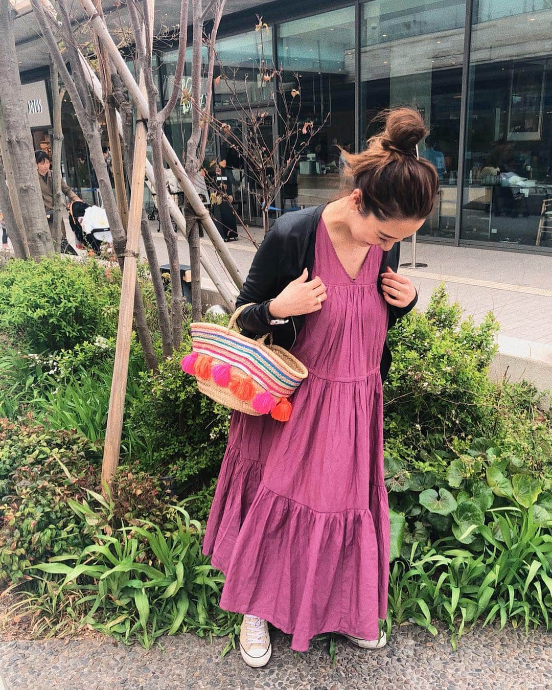 のインスタグラム：「. 今日は二子玉でお花見🍡 お花見CODEはパープルワンピース🌸 ゆるゆるだからお腹出て来た最近は沢山着てるよ🍇 急激にお腹出て来たからかお尻が破壊❗️ この場合マタニティヨガとかもやめたほうが良いのかな🧘‍♀️ 地べた座ったらもう立ち上がれないからなぁ😮 産まれるまであと1ヶ月ちょっと不安🤢  今日も子供達と沢山遊びました👶 帰り際にはみんなぐっすり💤  @loborjapan  の時計はクーポンコード出てて 【nanacoco.7】で10%offだって👏 もうすぐ新年号発表だねぇ〜 何になるかなぁ🙈㊙️ #35weekspregnant  #新年号ベイビー #ギリ平成 かな？ #lobor #ロバー #腕時計 #時計 #手元倶楽部」