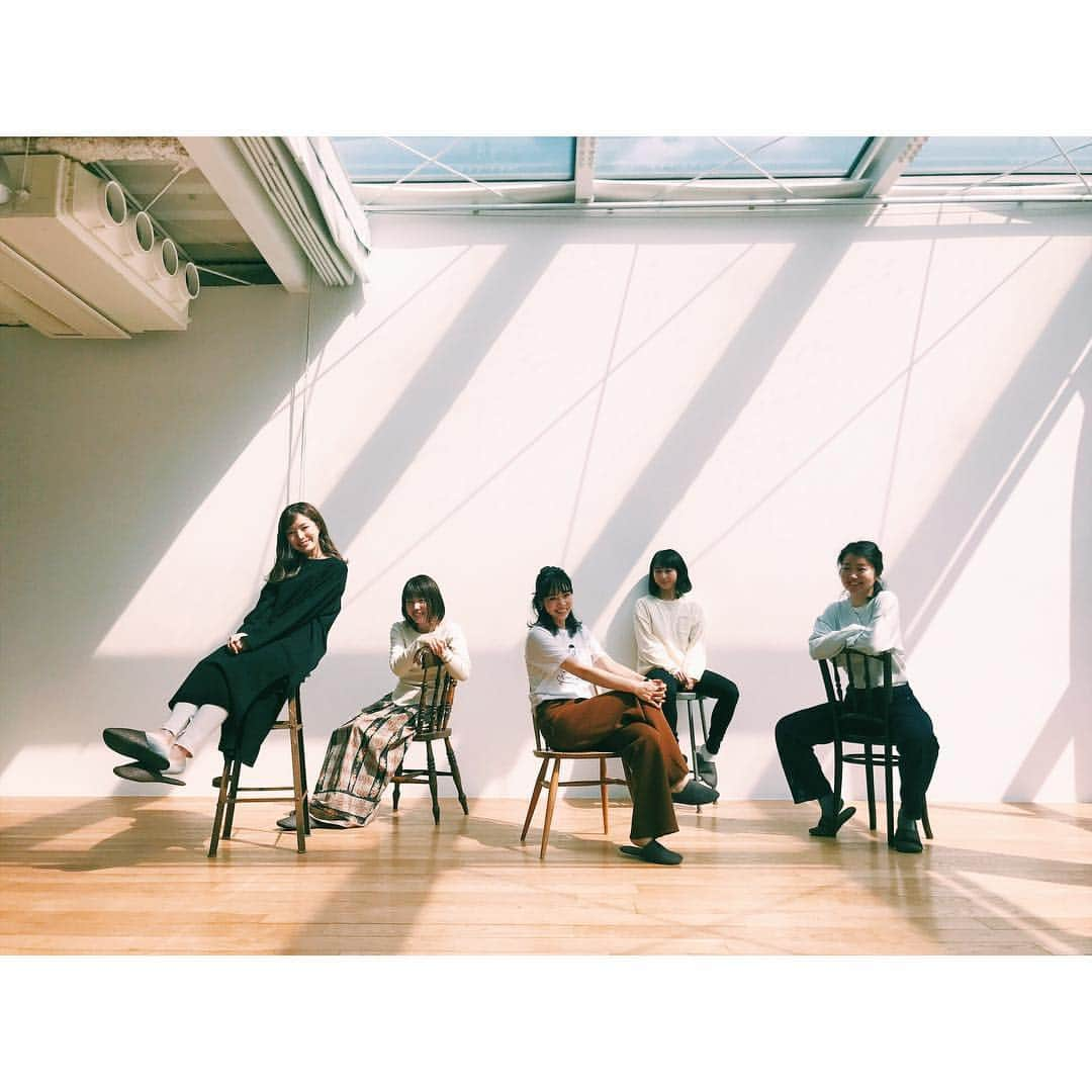 権藤朱実さんのインスタグラム写真 - (権藤朱実Instagram)「☺︎ 『apart by lowrys』オフショット♡ お天気で最高なロケーションだった昨日♡ 楽しい時間に感謝です！！ #brand #apartbylowrys #アパートバイローリーズ #アダストリア →@apartbylowrys @dotst_official #Japan #Tokyo #work #fashion #shooting #offshot #girl #woman #ladies #akephoto #akework #akeapart #ファッション #撮影 #オフショット #ロケ #感謝 #model #satorujapan #akemigondo #モデル #サトルジャパン #権藤朱実 →@satorujapan_official @akemigondo ☑︎プロフィールのリンクにて、blog更新中☺︎ My blog『ake photo』 →http://ameblo.jp/akemi-gondo/」3月28日 17時29分 - akemigondo