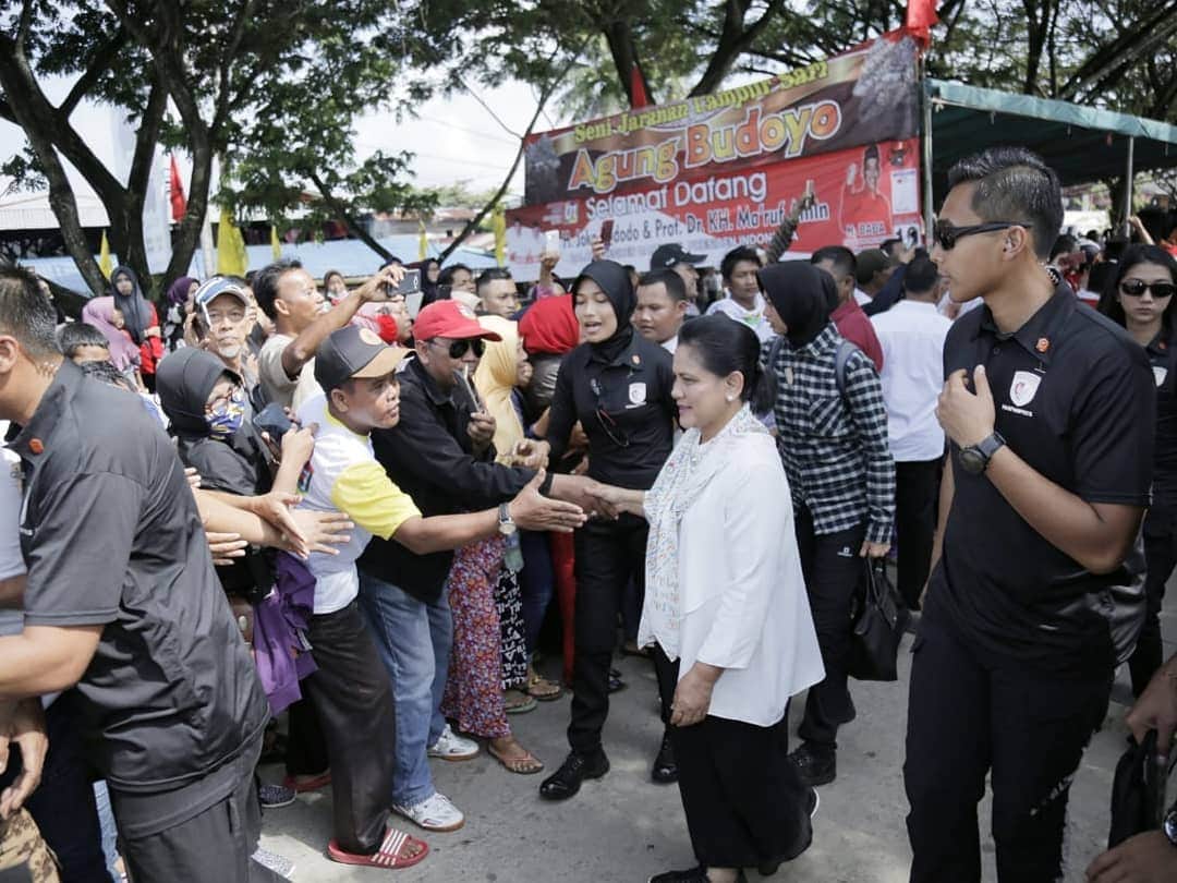 エリック・トヒルさんのインスタグラム写真 - (エリック・トヒルInstagram)「Ibu Iriana selalu setia mendampingi Pak @jokowi berkeliling untuk kampanye dan memberikan semangat untuk bapak, termasuk hari ini di Balikpapan.  #01IndonesiaMaju #JokowiLagi」3月28日 17時30分 - erickthohir