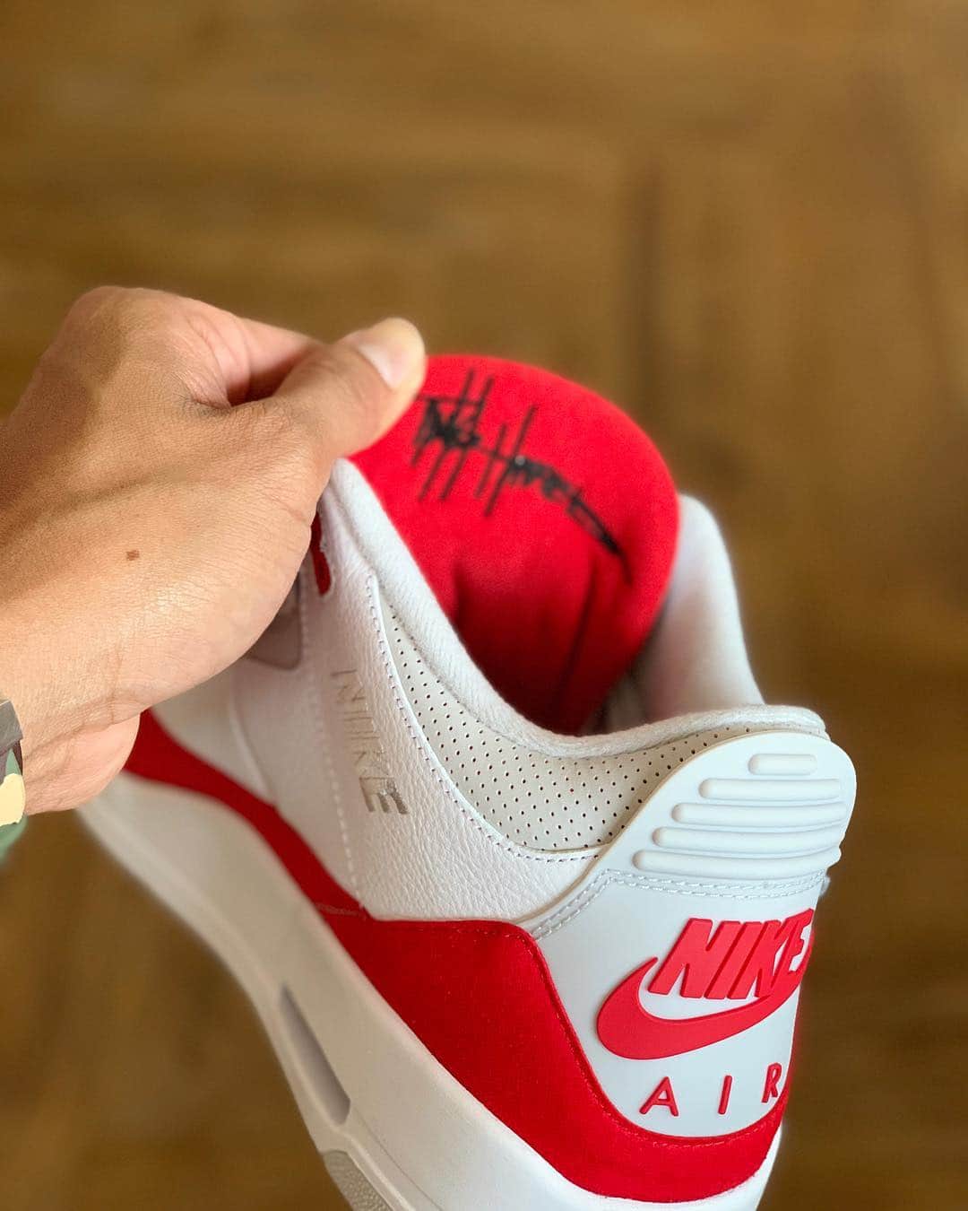 陳建州さんのインスタグラム写真 - (陳建州Instagram)「這雙經典AJ3 Tinker ～可換勾！🤣 Thanks @jumpman23 @raymondchen0912 @joyayayahola #jordantinker #jordan #sneakers」3月28日 17時40分 - blackielovelife