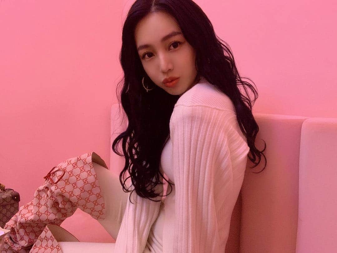megbabyのインスタグラム：「ひさしぶりにウェーブヘアできてうれぴす🥰💓🌸💕💖💘 내 애인이 머리 잘 한다❤️ ・ Hair styling by @jihye.pumpkin」