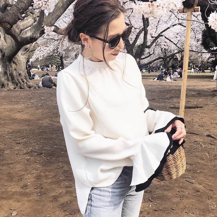 chiyo1173さんのインスタグラム写真 - (chiyo1173Instagram)「#outfitoftheday  お袖が可愛い @damefrank_official のブラウスを着て 2日連続のお花見へ🌸🍡🍵 with @nanapanda517 ・ ・ ・ 昨日、満開宣言が出た東京。 今日は新宿御苑に行きましたが、まさに満開✨✨ どんより曇り空なのが少し残念でしたが、 綺麗な桜をたっぷり楽しみました⑅◡̈* ・ ・ 後ほど、全身コーデもpostさせてくださいね❥❥❥ ・ ・ #damefrank #ダムフランク #新宿御苑#桜#お花見#cherryblossom  #コーデ#コーディネート#outfit#ootd#ootd_kob#mineby3mootd#大人女子#大人女子コーデ#locari#ロカリ#beaustagrammer#ビュースタグラマー#ponte_fashion」3月28日 17時38分 - chiyo1173