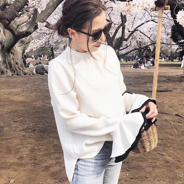 のインスタグラム：「#outfitoftheday  お袖が可愛い @damefrank_official のブラウスを着て 2日連続のお花見へ🌸🍡🍵 with @nanapanda517 ・ ・ ・ 昨日、満開宣言が出た東京。 今日は新宿御苑に行きましたが、まさに満開✨✨ どんより曇り空なのが少し残念でしたが、 綺麗な桜をたっぷり楽しみました⑅◡̈* ・ ・ 後ほど、全身コーデもpostさせてくださいね❥❥❥ ・ ・ #damefrank #ダムフランク #新宿御苑#桜#お花見#cherryblossom  #コーデ#コーディネート#outfit#ootd#ootd_kob#mineby3mootd#大人女子#大人女子コーデ#locari#ロカリ#beaustagrammer#ビュースタグラマー#ponte_fashion」
