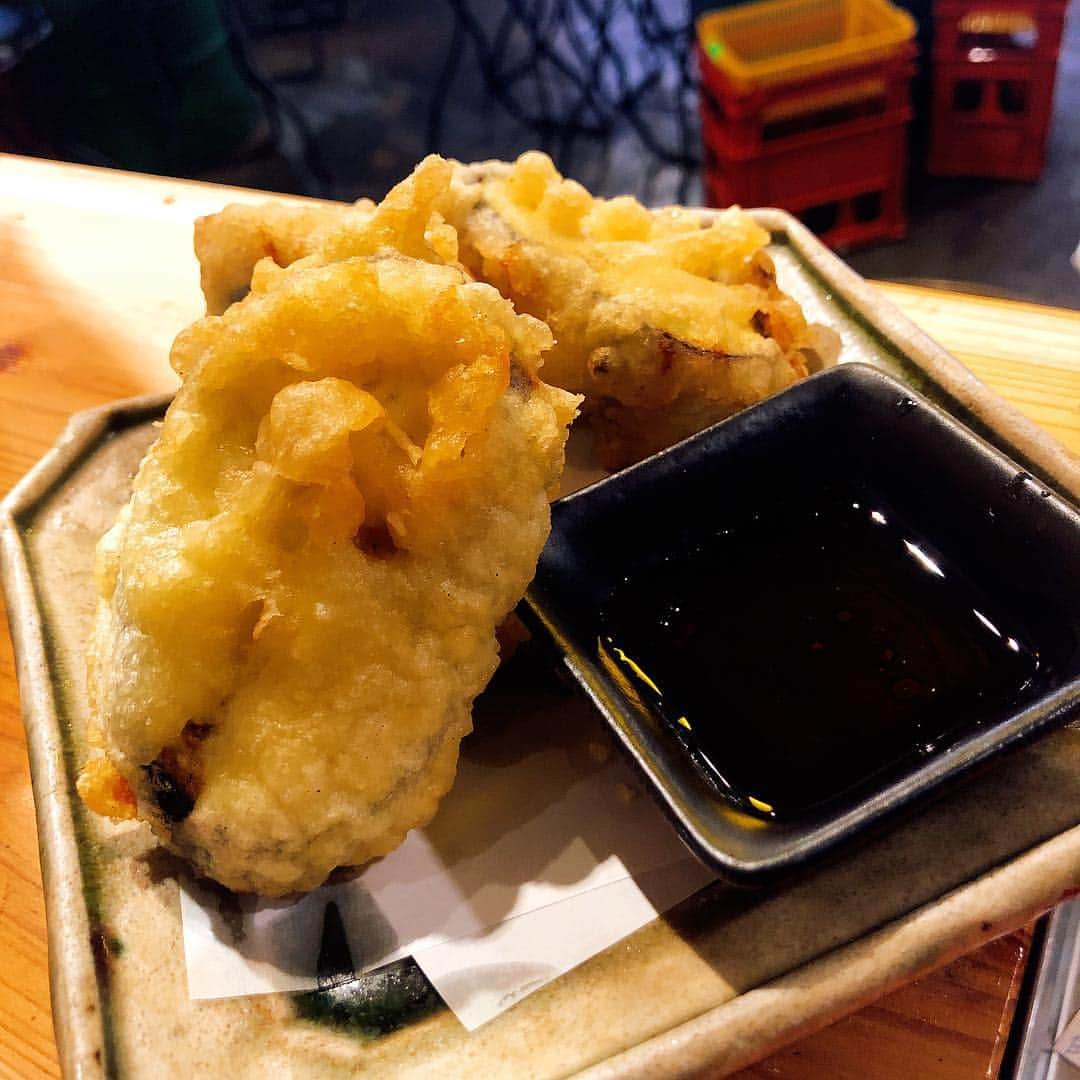 どんがめ三宮総本店のインスタグラム：「まいどまいど！ どんがめ三宮総本店です！ . 本日の一枚。 絶品 なすぎょーざ。 一回食べに来てください。 ほーーーんまにうまい。 . #kobe#三宮#大衆酒場#安い#うまい#どんがめ#ハッピーアワー#生ビール#19時まで#190円#駅近#雰囲気は魔法#dongame#赤字覚悟#お客様の喜ぶ顔が見たい#ただそれだけ#24時半まで営業#延長要相談#気まぐれクーポン#たまにやります#フォロー#まってます」
