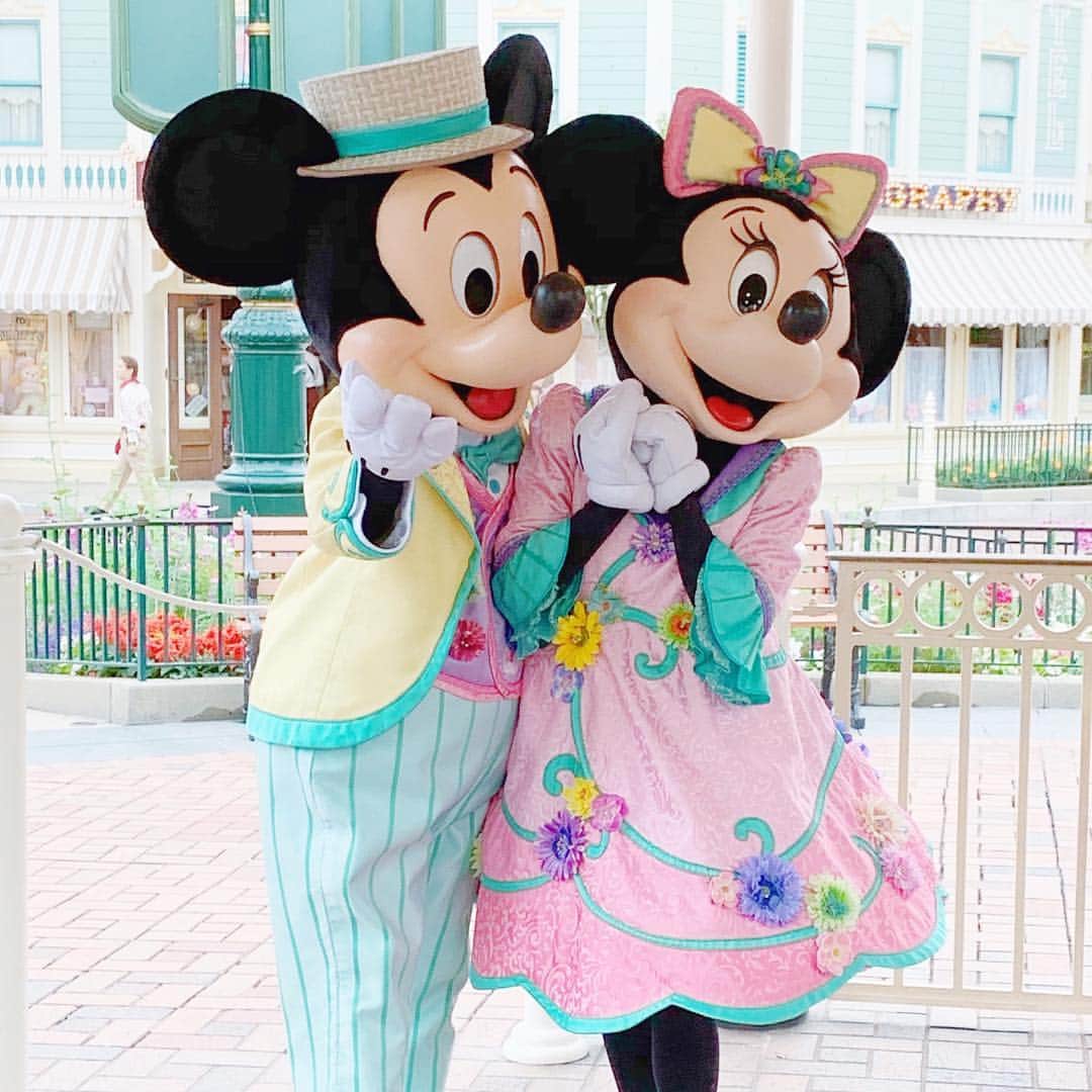 のインスタグラム：「ミッキーとミニーが、新しい顔になったらしく、香港でいち早く会ってきました(*'ω'*)❣️ * 私は新しい顔、好きだけどなー(ﾟωﾟ)🌸 * #ミッキーマウス #ミニーマウス #ニューフェイス #香港ディズニーランド #ディズニー #香港 #イースター #hongkong #hongkongdisneyland #mickeymouse #minniemouse #newface #disney #disneygram #instagram」