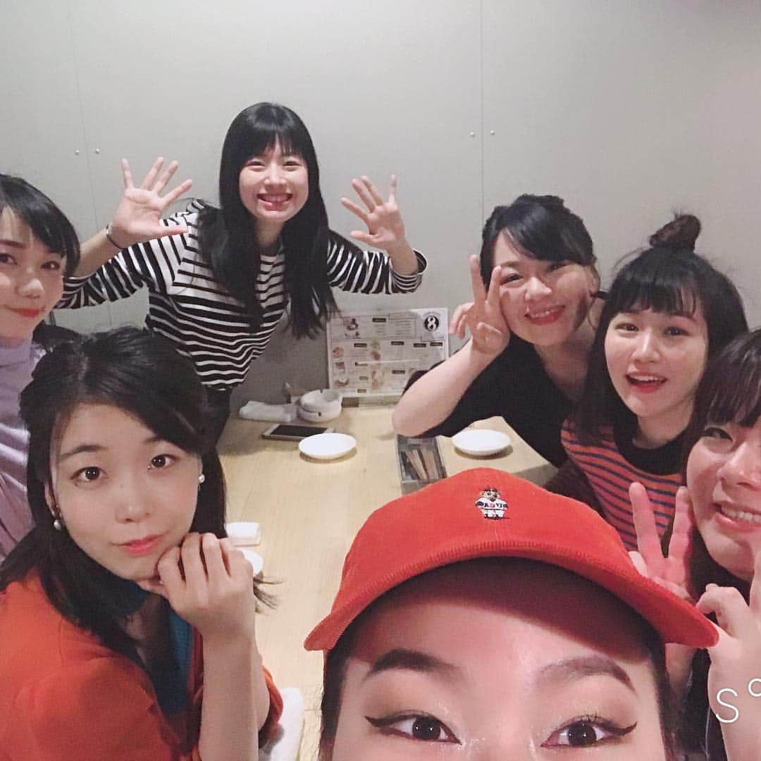 堀川絵美さんのインスタグラム写真 - (堀川絵美Instagram)「劇団コケコッコー第三回公演「雨やどり」全5公演、終演いたしました！ご来場くださった皆さまありがとうございました。 今回わたしは亮太と陽介という2人の息子をもつお母の役を演じました。 色々悩みながら挑みましたが、割と早い段階で「この方向性かな」と演技プランを立てられたのは、野村さんのお母様とお話しさせていただく機会がこれまで何度かあったからだと思います。 初めて台本を読んだ時から、亮太は野村さん自身であり（亮太だけでなくきっと小泉さんや春ちゃんも）、カラッと明るく愛情深いお母はまさに野村さんのお母様だなあと、この作品は野村さんの分身だなあと感じたので、より大事に演じなければと思ったものです。 実際のわたしは子供産みたい願望も無く母性少なめな人間なんですが、お母を演じたことにより今まで以上に洲崎（陽介役）が可愛いし野村さん（亮太役）が愛おしいです。いっそ養子になってくれないかなあ（＾∇＾） 劇団コケコッコーはこれからもっともっと活動の幅を広げて行きます。皆さま今後ともよろしくお願いします！ #劇団コケコッコー #雨やどり #全力クールポコさん」3月28日 17時47分 - horipis