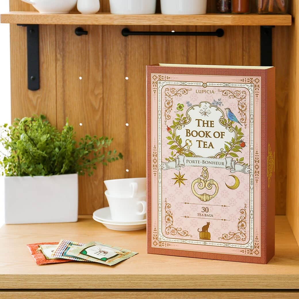 LOHACO（ロハコ）さんのインスタグラム写真 - (LOHACO（ロハコ）Instagram)「今年もルピシアのブックオブティーが発売☕ ﻿ 世界のお茶専門店LUPCIA（ルピシア）から、﻿ 本をイメージした人気のティーバッグの詰合せが﻿ 今年も発売しました✨﻿ ﻿ ティーバッグ30種の他に、オリジナルチャームや﻿ 缶のリーフティーなどもセットになっております💕﻿ ご自宅用はもちろん、贈り物にもおすすめ🎁﻿ ﻿ 毎日違う味が楽しめるので、﻿ 紅茶と共に世界を旅する気分が味わえます♪﻿ ぜひ、お試しください😉﻿ ﻿ ＿＿＿＿＿＿＿＿＿＿＿＿＿＿﻿ ▼Instagramで紹介した写真の詳細は﻿ プロフィール @lohaco.jp から﻿ ﻿ ▼商品のURLはこちら﻿ https://685.jp/2CFeD6d﻿ ＿＿＿＿＿＿＿＿＿＿＿＿＿＿＿﻿ ﻿ #ルピシア #ブックオブティー #tea﻿ #thebookoftea #lupicia #お茶﻿ #紅茶 #teatime #sakura #世界のお茶﻿ #なんでもロハコ #ロハコ #LOHACO﻿ #暮らし #くらし #インスタ映え﻿ #lohacobyaskul #askul #アスクル」3月28日 17時48分 - lohaco.jp