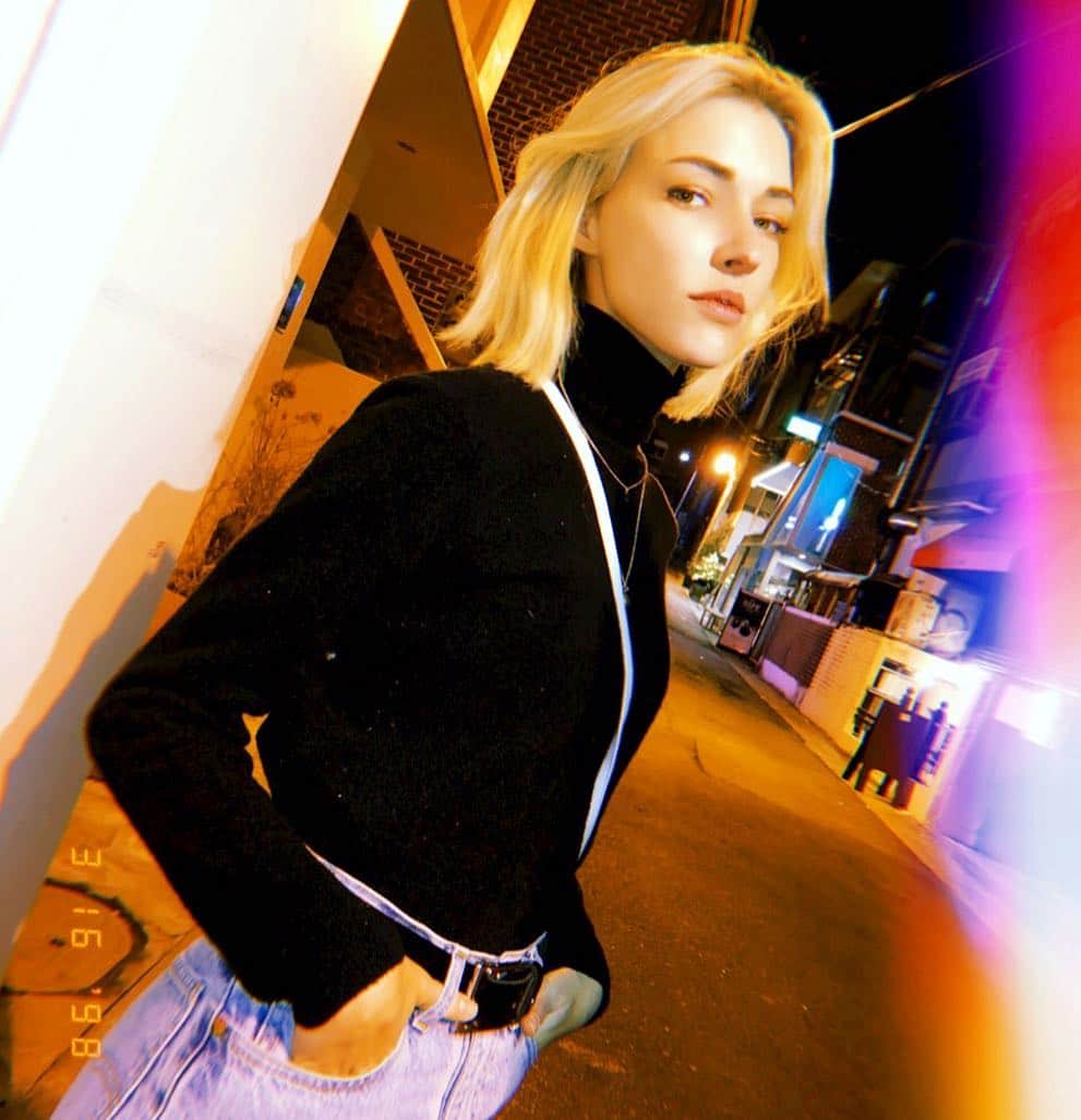 ステファニー・ミチョヴァのインスタグラム：「I DONT NEED A JACKET .... going outside, immediately regretting it and asking your boyfriend for his .... 😅」