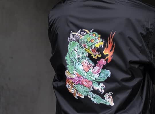 のインスタグラム：「Tim Lehi x Wackomaria / Coach Jacket  タトゥアーティスト"Tim Lehi"による、  力強く描かれた独創的な世界観。  アメリカの現代作家が、  日本画にインスパアされたアート。  @timlehi @wackomaria_guiltyparties  #wackomaria  #ワコマリア #Timlehi #天国東京」