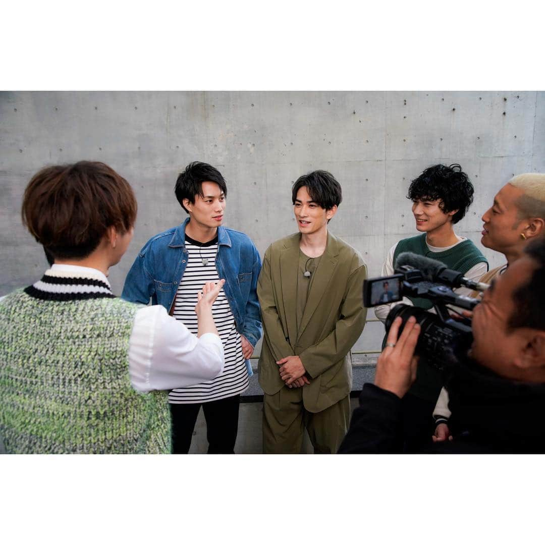 GENERATIONS高校TVさんのインスタグラム写真 - (GENERATIONS高校TVInstagram)「みんなからのリクエストにお応えして🙋‍♀️﻿ ﻿ ﻿ 『プリレジェ』×『GENE』のコラボショットを投稿しちゃうよ📸❤️﻿ ﻿ ﻿ \\ここでしか見られない写真もあるよ//﻿ スワイプして全部チェックしてね🥰﻿ ️ ﻿ 素敵な写真がいっぱいで嬉しいよ！って人はコメント欄に【 👑 】を✏️ ﻿ ﻿ そして、﻿ GENE高LINE企画第2弾も今日スタートするよ😍﻿ 何が始まるかドキドキ！！﻿ 20時にストーリーズで詳細を発表するから楽しみに待っていてね🙋‍♀️💕 ﻿ ﻿ みんなからの感想やコメント楽しみにしてます💕﻿ ﻿ これからも、GENE高公式インスタグラムを宜しくお願いいたします☺️﻿ ﻿ ﻿ 公式Twitterもチェックしてね👀﻿ ﻿ ﻿ .............................🏫..............................﻿﻿﻿﻿﻿ #AbemaTV #日曜よる9時 #ジェネ高﻿﻿﻿ #GENE高 ﻿﻿ #GENERATIONSfromEXILETRIBE ﻿﻿﻿﻿﻿ #ジェネレーションズ #ジェネ ﻿﻿﻿﻿﻿ #小森隼 #白濱亜嵐 #数原龍友﻿﻿﻿﻿﻿ #中務裕太 #片寄涼太 #佐野玲於 #関口メンディー﻿﻿ #鈴木伸之 #町田啓太 #清原翔﻿﻿ #PrinceOfLegend #プリレジェ﻿﻿ #王子が大渋滞」3月28日 18時04分 - genekou_official