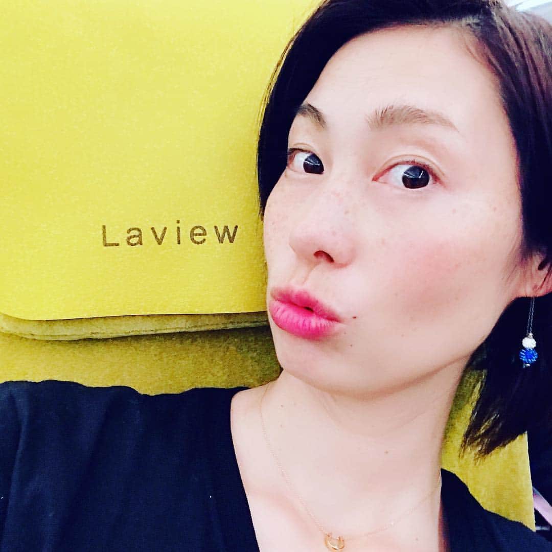 佐藤康恵さんのインスタグラム写真 - (佐藤康恵Instagram)「正解は、西武鉄道🚃『Laviewラビュー』に乗っちゃったのでした💖 もーね、座席💺がソファ🛋✨ずーっと座って危うく秩父まで行きそうになる😅🌟 しかも色が可愛い💕💕💕 今回は5号車でしたが、次は1号車に乗って運転席から外みるぞ〜〜🎶と張り切る二児の母でーす🤗 #laview #mama #yasuesato #さとうやすえ #佐藤康恵 #actress #model #japan」3月28日 17時51分 - yasuesato.official