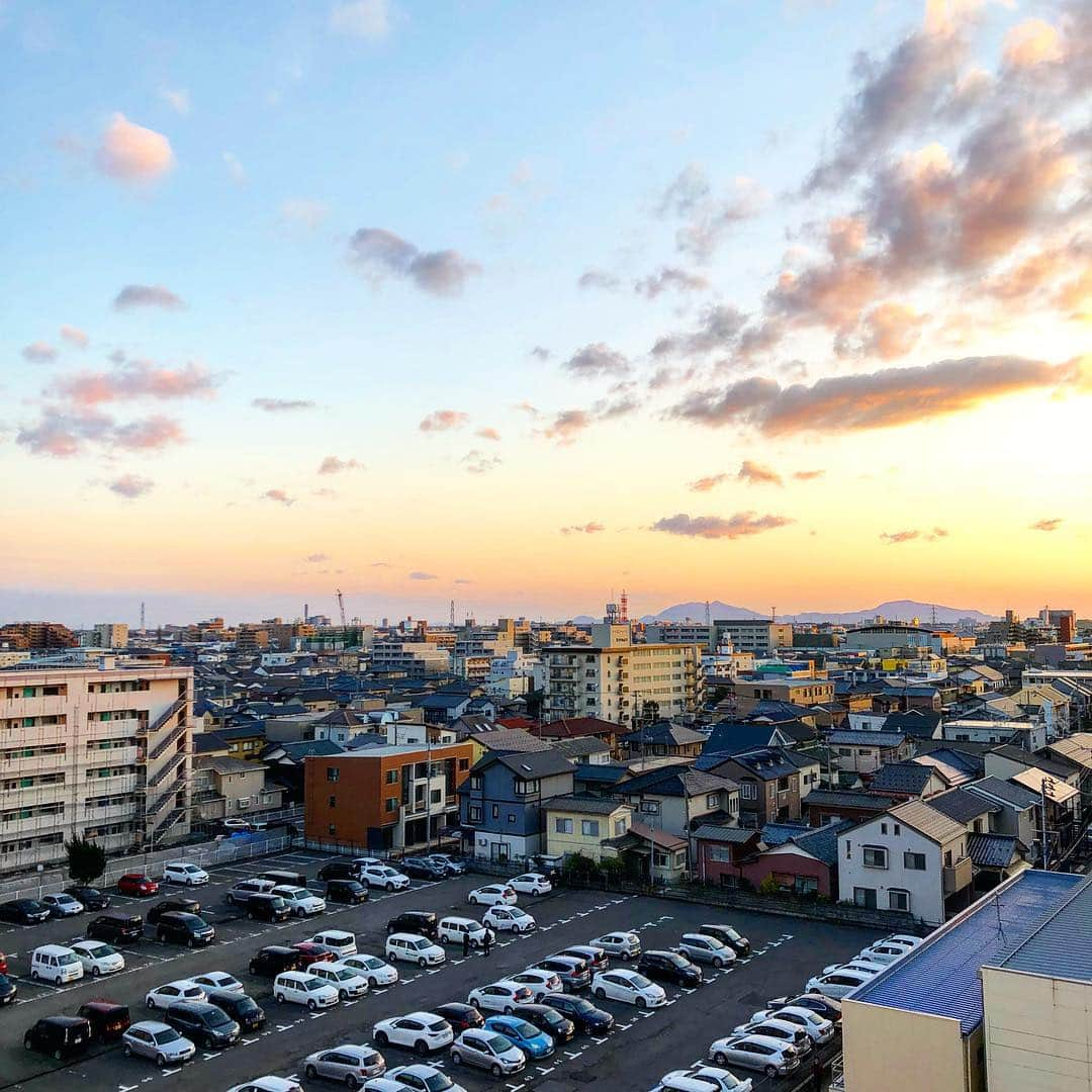 NCC新潟コンピュータ専門学校さんのインスタグラム写真 - (NCC新潟コンピュータ専門学校Instagram)「米山校舎からの景色もあと3日… お世話になりました😆  #新潟コンピュータ専門学校 #nsgカレッジリーグ #夕日 #空 #きれい #景色 #引越し #新潟 #駅前 #古町 #専門学校 #写真 #天気 #晴れ #夕焼け #高い #雲」3月28日 17時59分 - ncc_niigata