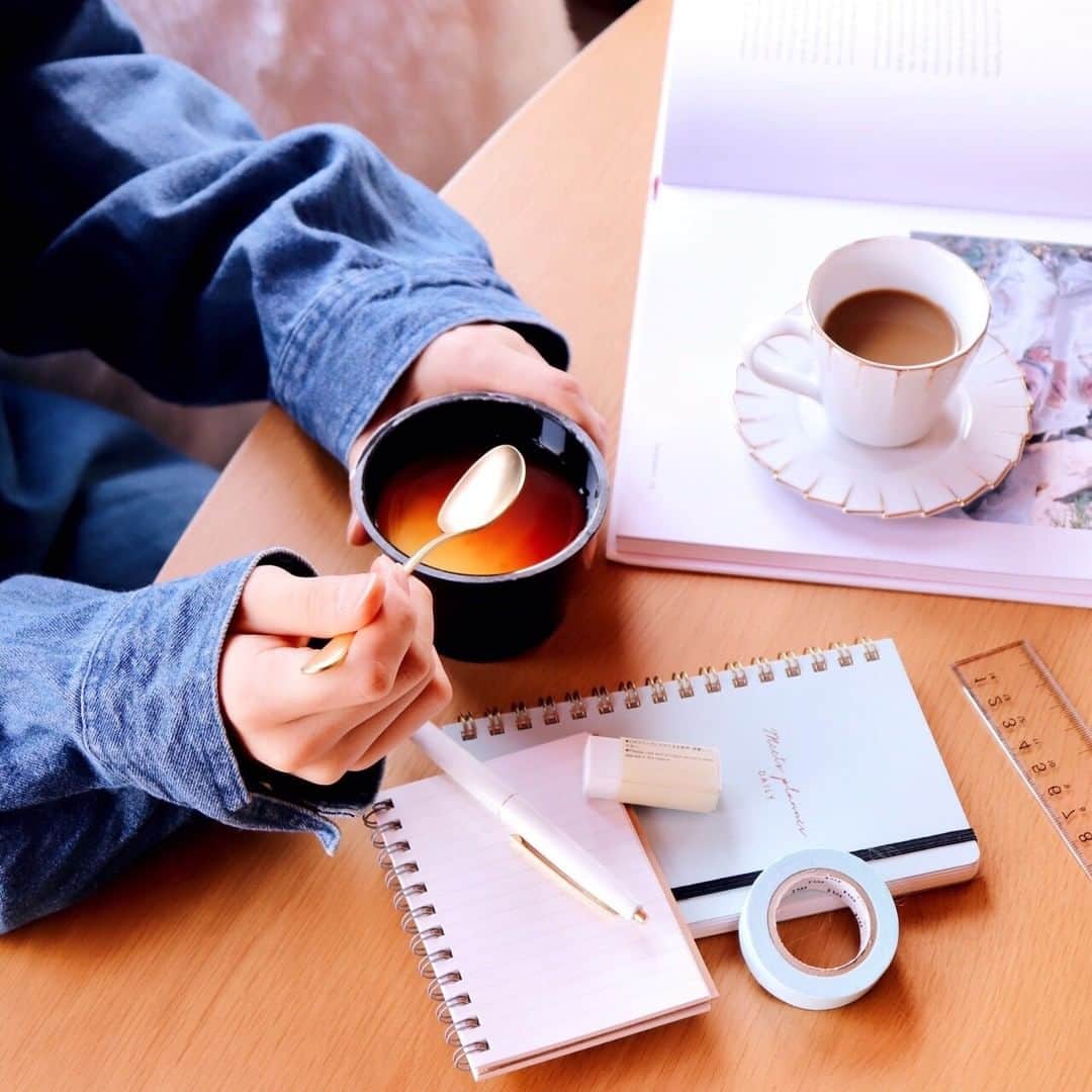 トーラク株式会社のインスタグラム：「.⁣ 休日はストックしてあるプリンも⁣ ついつい食べちゃう🍮⁣ .⁣ ◉イオングループ限定「卵とミルクのカスタードプリン」⁣ 210円(税別)⁣ 余分なものは極力使用せず卵とミルクの⁣ おいしさが楽しめるカスタードプリンです🥚⁣ 「日本一予約のとれないイタリア料理店」と言われる「LA BETTLA da Ochiai」落合シェフ監修のおいしさをお楽しみください✨⁣ .⁣ #トーラク #TORAKU #神戸プリン #プリン #プリン好き #プリンマニア #コンビニスイーツ #コンビニ #スイーツ #スイーツ好き #pudding #puddingparty #sweets⠀#至福の時間 #自分へのご褒美 #置き画 #置き画くら部 #日記 #ノート #おやつの時間 #自分時間 #コーヒー #カスタード #カスタードプリン #カラメルソース  #落合シェフ #コラボ商品 #リラックスタイム⁣ ⁣」