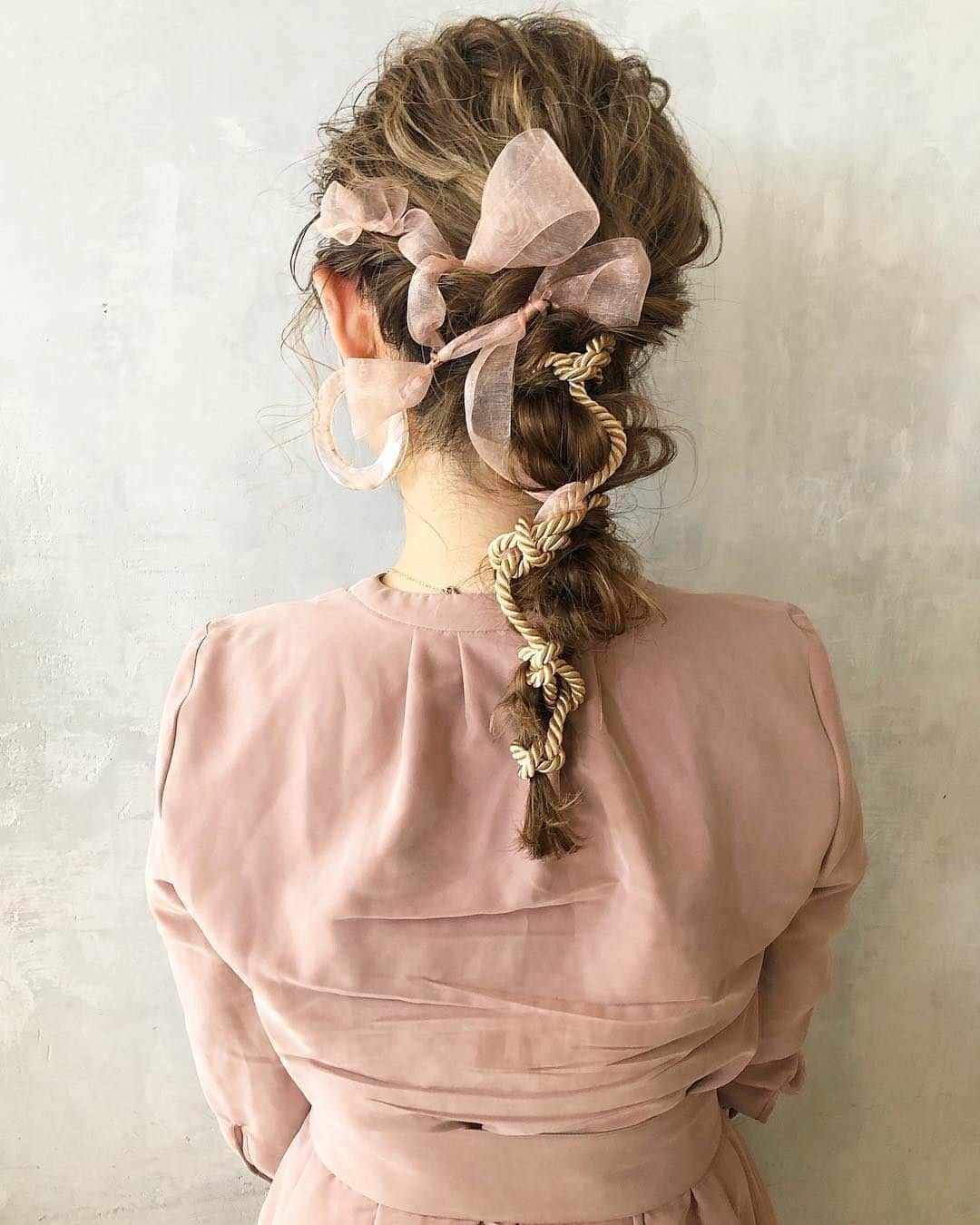 MERYさんのインスタグラム写真 - (MERYInstagram)「. 卒業式には、可愛くおめかししたいもの。ピンクのレースリボンやロープを使ってヘアアレンジしてみませんか？おしゃれテールアレンジで、袴にもぴったりですね♡ . MERYでは他にも「かわいい」に近づくさまざまな情報を発信しています。 @mery.beauty コスメ・美容に特化した情報をお届け♡ @mery_spot 話題のカフェやお出かけスポットをご紹介！ こちらもぜひチェックしてみてください！ . . photo by @album_natsumi . #MERY #regram #instagram #photogenic #instagenic #instagood #instalike #hair #hairarrange #pink #haircolor #hairstyle #머리스타그램 #패션피플 #レース #お洒落ヘア #テールアレンジ #袴ヘアアレンジ #袴ヘア #ピンク #ヘアカラー #リボンヘアアレンジ #卒業式ヘア #ヘアスタイル #ロングヘア #ヘアアレンジ #お洒落さんと繋がりたい #お洒落 #MERY女子 #メリー」3月28日 18時00分 - mery.jp