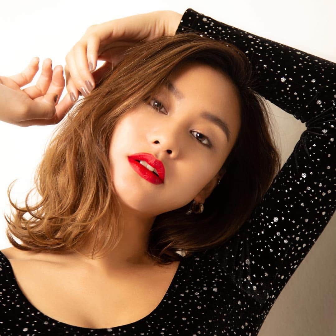 M∙A∙C Cosmetics Japanのインスタグラム：「⠀ 大人気のリップスティック「ルビーウートーキョー」💄✨ どんな方にも似合うレッドカラー💋あなたはもう試してみた？ ⠀ ⠀ #RubyWooTokyo ⠀ ⠀ Model: @yuk1nco Makeup: @mac_ryoko Photo: @genya_sato Art Director: @unakinoco ⠀ ⠀ ⠀ ⠀ ⠀ #MACCosmeticsJapan #MACコスメ #MACCosmetics  #MAC #コスメ #メイク  #リップ #リップスティック #赤リップ #ルビーウートーキョー #OnlyInJapan #Tokyo #Lipstick #MACリップ」
