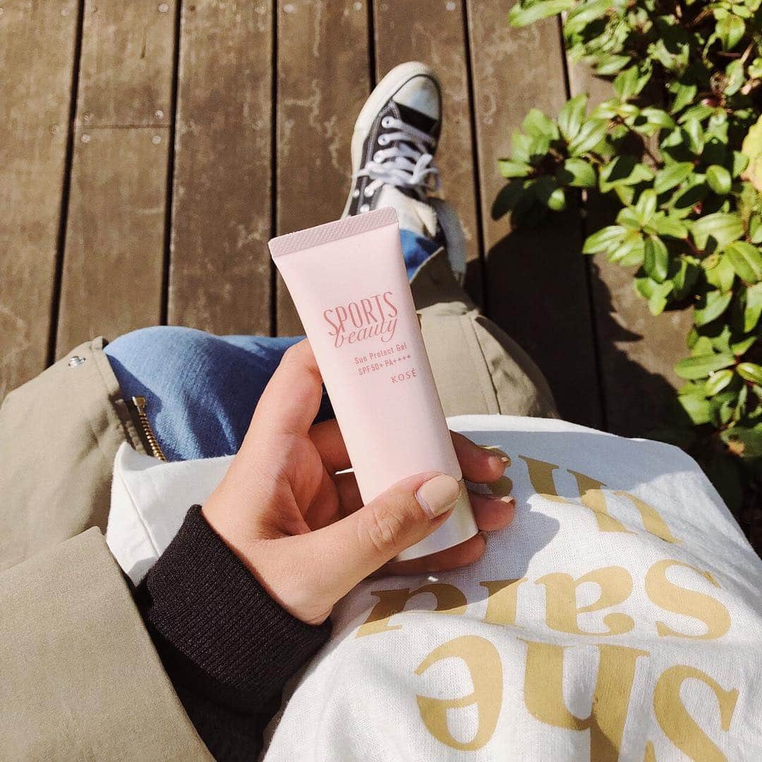 KOSE SportsBeautyのインスタグラム：「. だんだん春らしくなってきましたね。 こんなにいいお天気の日は外に出て春の訪れを肌で感じてみてはいかがでしょうか？🌸 . SPORTS beauty「サンプロテクトミルクタイプ」は軽やかでさらりと快適なつけ心地。 日焼け止めのべたつきが苦手な方に、おすすめです！ . #SPORTSbeauty #スポーツビューティ #スポビ #スポ美 #スポ美クラブ  #KOSE #コーセー #日焼け予防 #日焼け止め #日焼け対策 #紫外線 #紫外線対策 #紫外線予防 #UV #UV対策 #UVミルク  #suncare #美肌 #メタリックピンク #ootd #スニーカー #お気に入りコスメ #バッグの中身 #カバンの中身 #シンプルコーデ #カジュアルコーデ #デニムコーデ #中村アン #春コーデ #春休み」