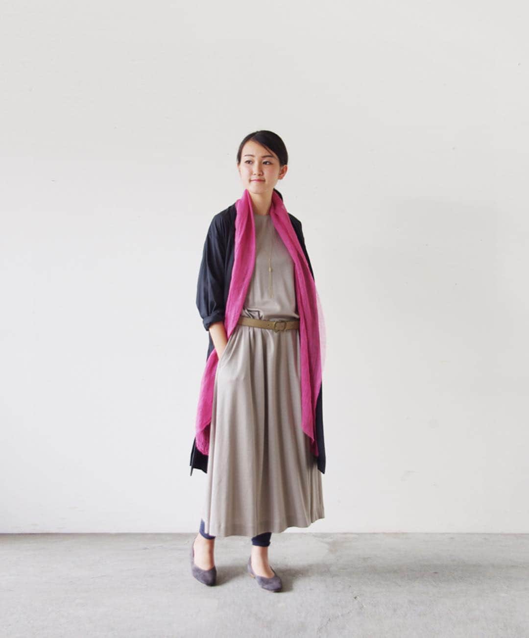 のインスタグラム：「【 MB ＆ chou chou de maman 】素材を味わう服えらび﻿ ﻿ 素材本来の魅力と、着心地を大切にしたシルエット。歳を重ねる自分とともに、愛着のある1枚に育つ上質な洋服。﻿ そんなとっておきの春の新作が、「MB」と「chou chou de maman」から届きました。﻿ ﻿ ﻿ ﻿ -----------﻿﻿﻿ ■ハリジェンヌインターロックドレス［CCM-2A29-1288-C］﻿ ■テンセルコットンシャツドレス［CCM-2A30-0219-A］﻿ 特殊な加工を施すことで、テンセルのソフトで滑らかなタッチにしなやかなハリがプラスされたワンピース。﻿ 美しい印象にきまる程よい光沢感は、高級感あふれる印象に。﻿ 日本産で丁寧に仕立て、接触冷感もあるので夏にも活躍する1枚です。ピンクのストールで挿し色を効かせて。﻿ ﻿ ﻿ -----------﻿﻿﻿ ■ハリジェンヌインターロックブラウス［CCM-2A29-1289-C］﻿ ■スタンダードリネンパンツ［CCM-2A29-1290-B］﻿ シンプルなモノトーンのパンツスタイルに、ストライプをさらりと合わせて、大人のカジュアルシックな装いが完成。﻿ ﻿ ﻿ -----------﻿﻿﻿ ■リネンレーヨンストレッチスカート［CCM-2A29-1291-B］﻿ ネイビーのエプロン型ドレスは、高密度のコットンリネンにレーヨンをブレンドしたしなやかな素材。﻿ 落ち感があり美しいシルエットが魅力です。﻿ 同色のジャケットやハットを合わせてまとまりのある大人のスタイルに。﻿ ﻿ ﻿ -----------﻿﻿﻿ ■ストレッチリネンツイルサイドタックパンツ［CCM-2A29-1293-A］﻿ ■バランソワフレアスリーブブラウス［CCM-2A30-0220-A］﻿ ラフな履き心地が好評の定番サイドタックパンツは、ストレッチを加えてさらに快適さを追求。﻿ コットンリネンのツイル生地で滑らかで上品な印象に。﻿ 今回は、季節感のある爽やかで透明感のあるカラーリングも魅力です。﻿ 花柄のブラウスを合わせると女性らしいカジュアルスタイルに。﻿ ﻿ ﻿ ------------------------------﻿﻿﻿﻿ ▶️お買いものは写真内のタグをタップしてくださいね。またはプロフィールからもナチュランへリンクしています。→@natulan_official﻿﻿﻿﻿ ﻿﻿ ▶️写真内のタグは、販売中でも消えている場合がございます。ぜひ、ナチュランの検索窓から、商品コード又は商品名を、検索してみてくださいね。﻿﻿﻿﻿ ﻿﻿ ▶️プロフィール画面では、季節のおすすめ商品や、再入荷情報をご紹介しています。ぜひ、ご覧くださいませ。→@natulan_official﻿﻿﻿﻿ ﻿ -----------﻿﻿﻿ #lifewear #linendress #今日のコーデ #コーディネート #ファッション #ナチュラル #ナチュラン #natulan #日々の暮らし #暮らしを楽しむ #シンプルライフ #シンプルコーデ #シンプル #暮らし #春夏コーデ #大人コーデ #春カラー　#コットン #リネン #ワンピース　#春ワンピース　#ストレッチ」