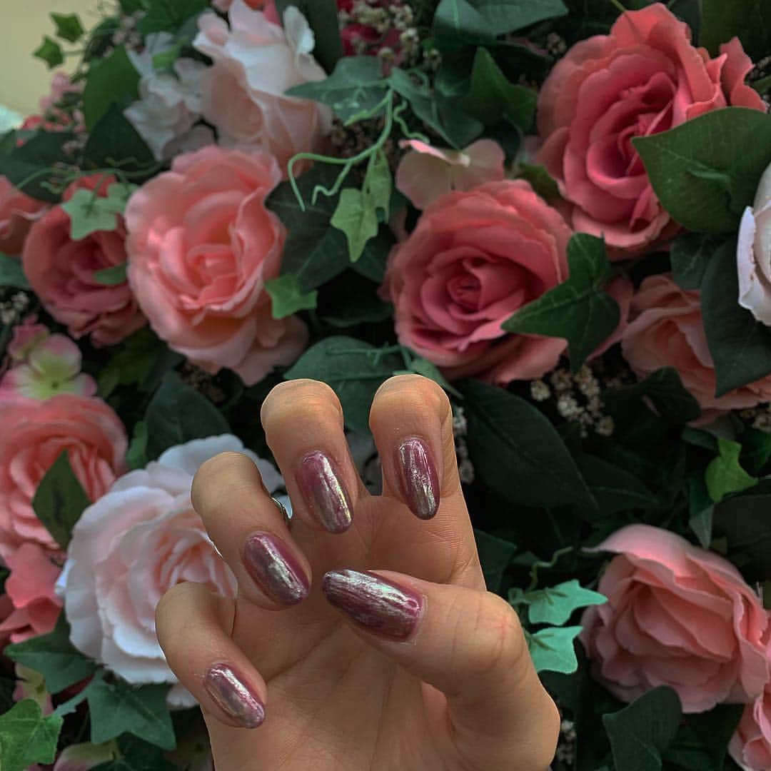 RUBY&ONYX by Kanako Miuraのインスタグラム：「少し前のmynail🌹🌹 ムラ塗りミラー♥︎ ・ ・ INSTYLE BLOGにて、角質ケアについて取材していただきました！ 正しいセルフケア方法や臭いの原因などについて説明させて頂いてます。 ・ "溜まりすぎた角質ケアはセルフでは無理？ネイリスト直伝の正しいケア方法" ・ サロンのプロフィール画面のリンクからどうぞ😊 是非、ご覧ください！ ・ ・ ・ 角質ケアキャンペーン👣 ・ 好評につき3月末まで延長🤗 期間中ジェルネイルまたはポリッシュカラーをされたお客様に足裏の角質ケア&ゴマージュ(通常価格¥3780)をプレゼント致します！ 乾燥する冬にこそつるつるのお足元で快適にお過ごしください。 ※ネイルはハンドでもフットでも可 ※ご予約の際に角質ケアご希望の旨お伝えくださいませ。  3/29 12:00〜.17:00〜 3/30 18:30〜 3/31 17:00〜.17:30〜 ご案内可能です。 お気軽にお問い合わせくださいませ💫 ・ ・ #daikanyama#nailsalon#nail#gelnail#rubyandonyx#summer#summernails#handnail#mode#cool#studs#menscare#ART#winternails#nuancenails#メンズネイル#メンズケア#定額制ネイル#通い放題#ジェルネイル#ネイル#ノーサンディング#フットケア#大人ネイル#フットネイル#シンプルネイル#代官山ネイルサロン#トレンドネイル#ショートネイル」