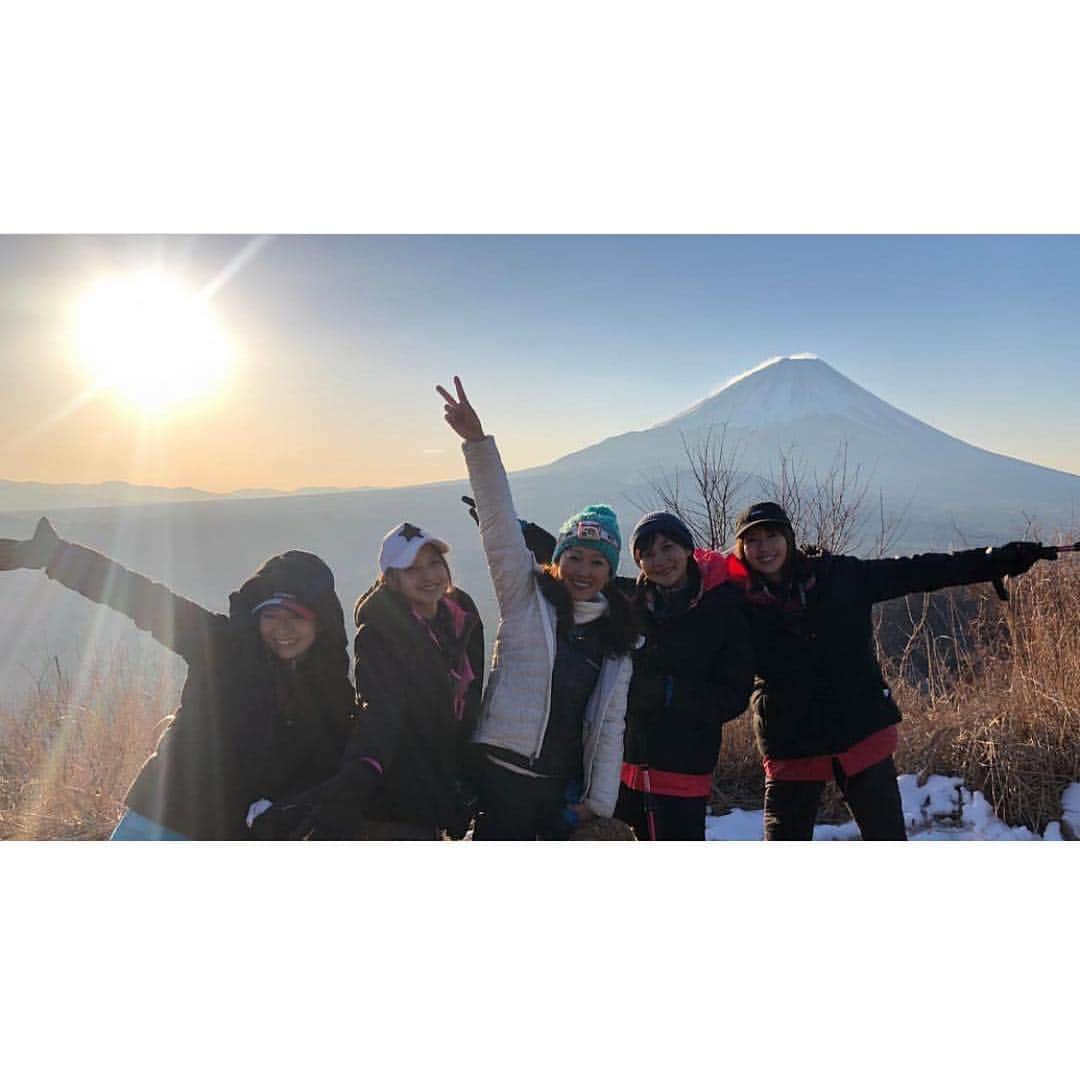 多岐川華子さんのインスタグラム写真 - (多岐川華子Instagram)「まさか起床から約30分後には山の麓にいる事になるとは😳 真っ暗な中ヘッドライト付けて登山をしました🏔✨ 寝起きすぐに、2時間の登山はしんどかったけど、御来光を見ることができて本当に感動しました🌅 とても綺麗な御来光で、 登っても必ず見られるわけではないと聞いて、奇跡だったなぁ。と☺️🙏 . . #今夜くらべてみました#こんくら#今くら#日テレ#日本テレビ#富士山#御来光#登山#経験#貴重#青春#自給自足#自給自足生活」3月28日 18時03分 - hanako__official