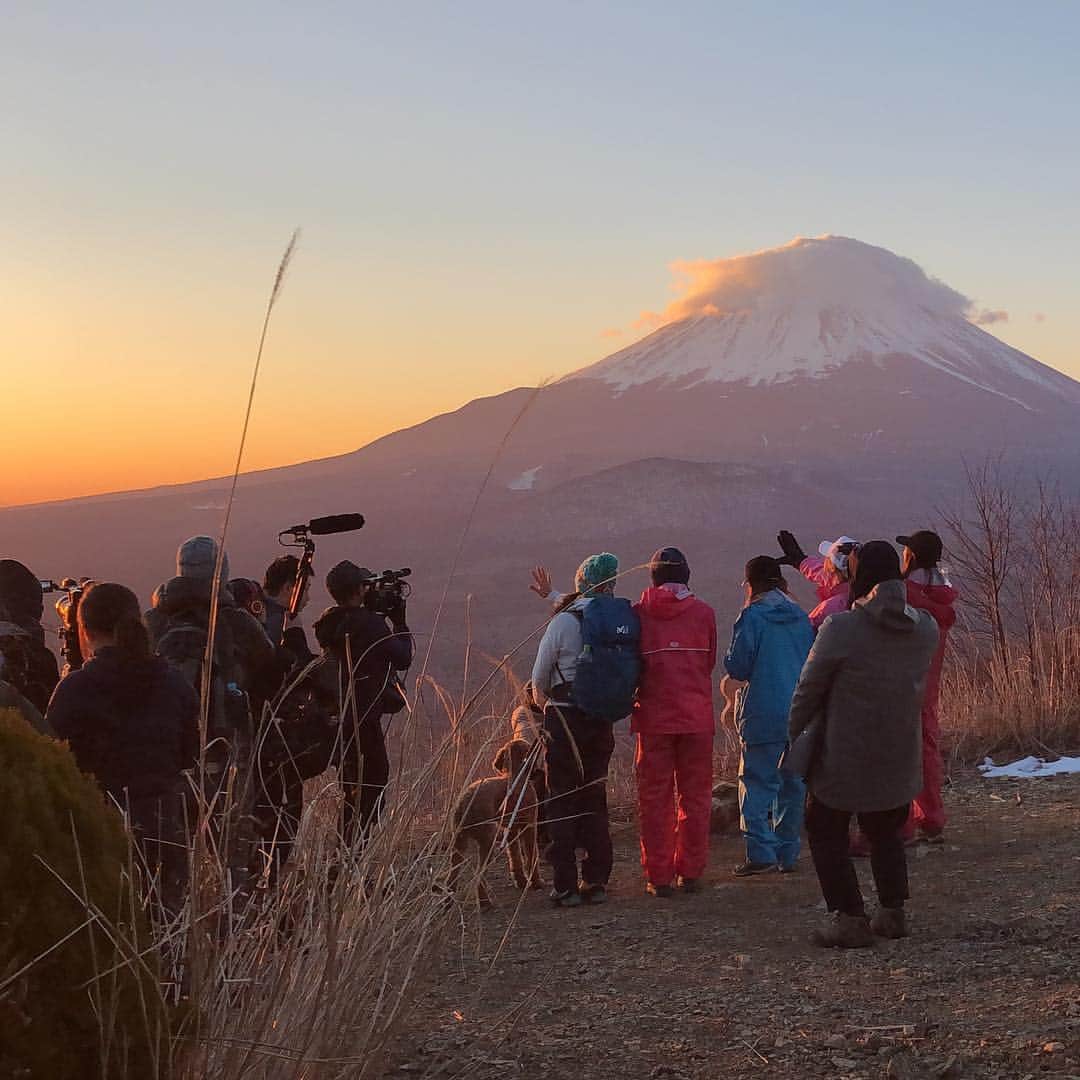 多岐川華子さんのインスタグラム写真 - (多岐川華子Instagram)「まさか起床から約30分後には山の麓にいる事になるとは😳 真っ暗な中ヘッドライト付けて登山をしました🏔✨ 寝起きすぐに、2時間の登山はしんどかったけど、御来光を見ることができて本当に感動しました🌅 とても綺麗な御来光で、 登っても必ず見られるわけではないと聞いて、奇跡だったなぁ。と☺️🙏 . . #今夜くらべてみました#こんくら#今くら#日テレ#日本テレビ#富士山#御来光#登山#経験#貴重#青春#自給自足#自給自足生活」3月28日 18時03分 - hanako__official