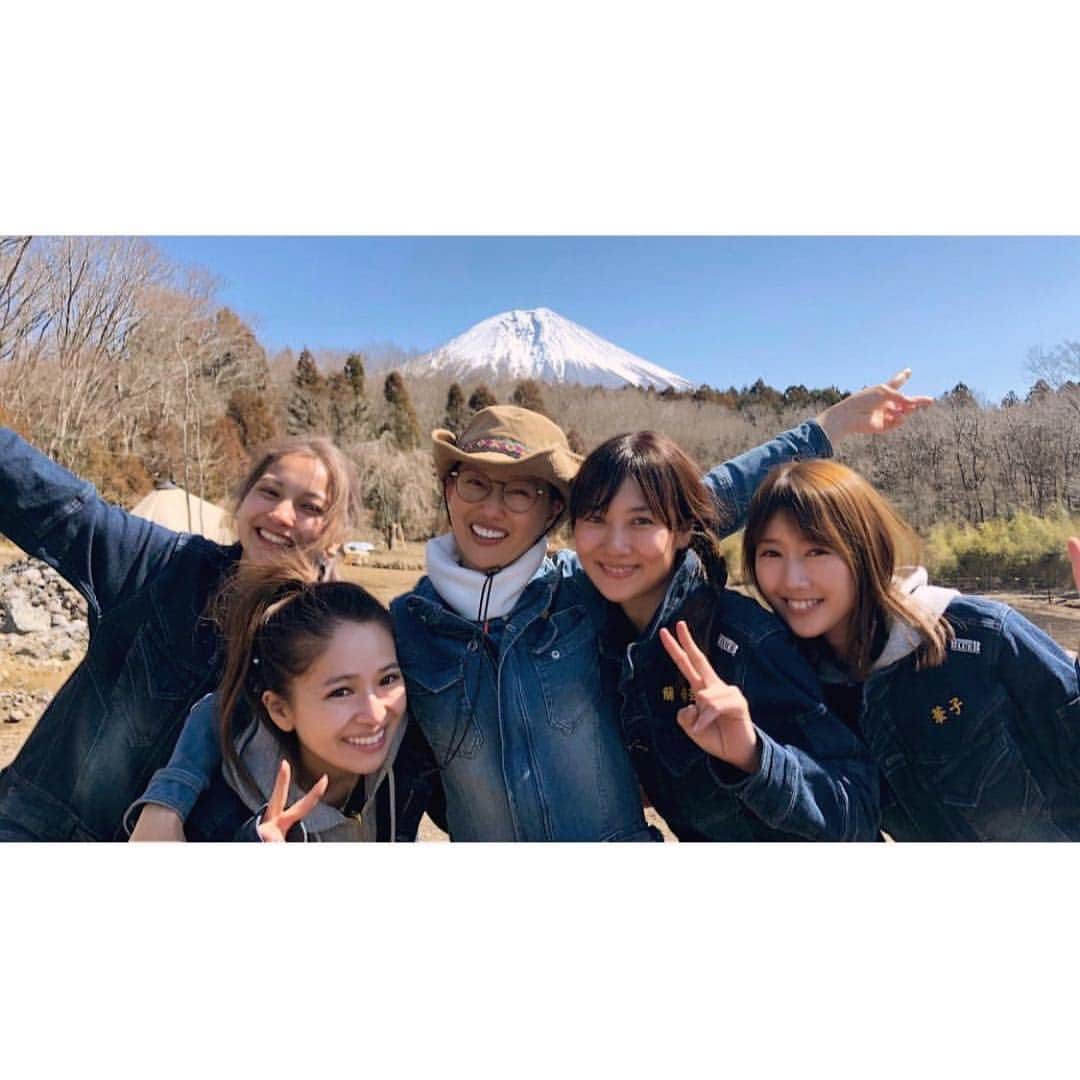多岐川華子さんのインスタグラム写真 - (多岐川華子Instagram)「まさか起床から約30分後には山の麓にいる事になるとは😳 真っ暗な中ヘッドライト付けて登山をしました🏔✨ 寝起きすぐに、2時間の登山はしんどかったけど、御来光を見ることができて本当に感動しました🌅 とても綺麗な御来光で、 登っても必ず見られるわけではないと聞いて、奇跡だったなぁ。と☺️🙏 . . #今夜くらべてみました#こんくら#今くら#日テレ#日本テレビ#富士山#御来光#登山#経験#貴重#青春#自給自足#自給自足生活」3月28日 18時03分 - hanako__official