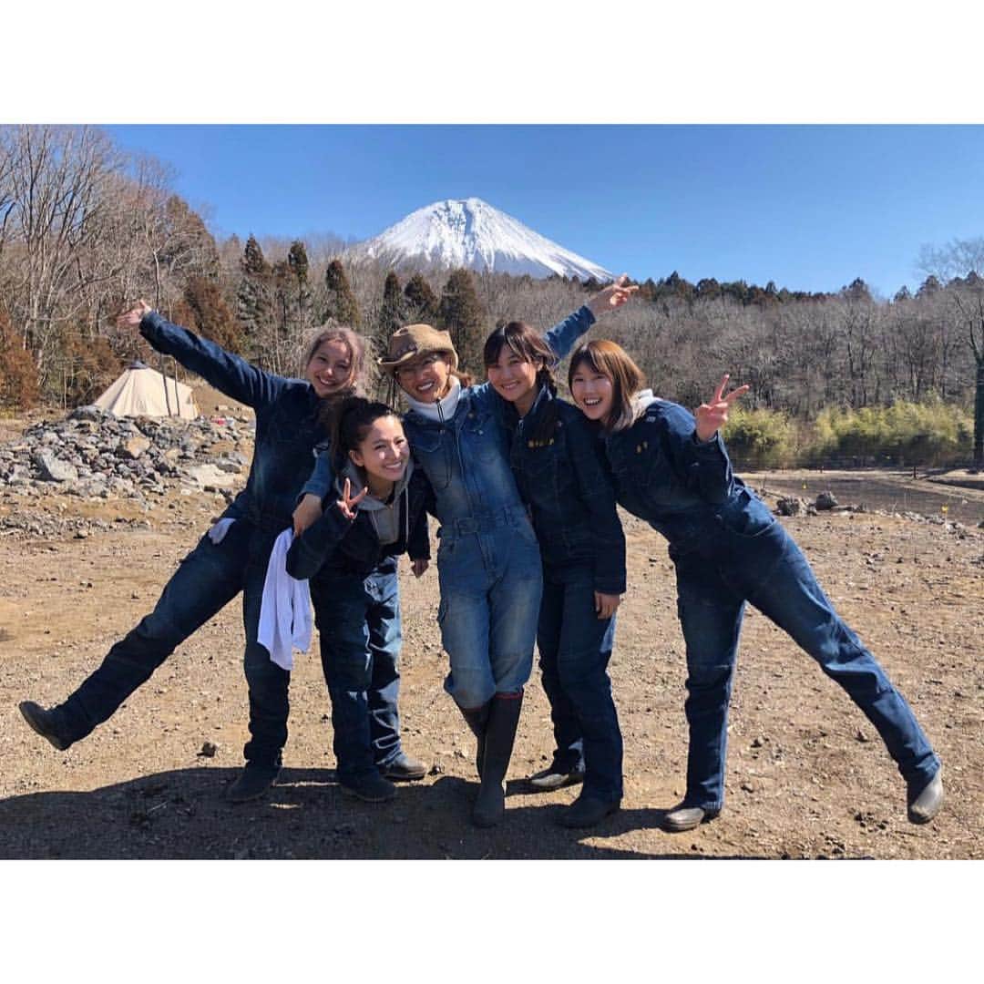 多岐川華子さんのインスタグラム写真 - (多岐川華子Instagram)「まさか起床から約30分後には山の麓にいる事になるとは😳 真っ暗な中ヘッドライト付けて登山をしました🏔✨ 寝起きすぐに、2時間の登山はしんどかったけど、御来光を見ることができて本当に感動しました🌅 とても綺麗な御来光で、 登っても必ず見られるわけではないと聞いて、奇跡だったなぁ。と☺️🙏 . . #今夜くらべてみました#こんくら#今くら#日テレ#日本テレビ#富士山#御来光#登山#経験#貴重#青春#自給自足#自給自足生活」3月28日 18時03分 - hanako__official