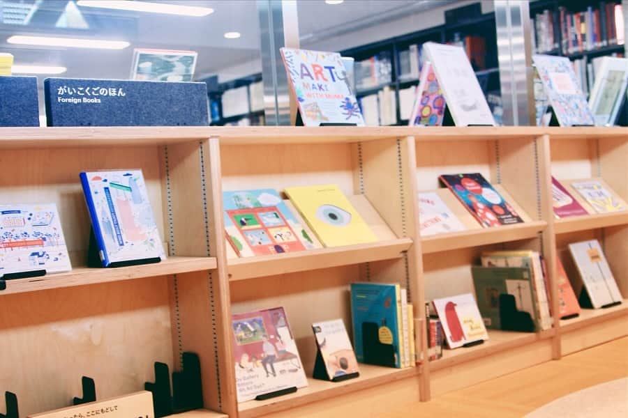 磯部映見さんのインスタグラム写真 - (磯部映見Instagram)「My son is extremely privileged to be the first visitor of kids library at MoT 🌿明日3年ぶりにリニューアルオープンする東京都現代美術館にお邪魔しました。 急遽一緒にお連れした息子も暖かく迎えて下さって、なんと"こどもとしょしつ"の一人目の来館者になりました。 ホワイトキューブがキラッキラしていて、耳を澄ますきっかけがたくさん。個人的には来年の Olafurの展示が楽しみで涙が出そう。 ・ そして、気合いを入れて子連れで仕事へ向かうのも恐らくこの日が最後。(保活してました) 雪の日も雨の日も文句言わずに車に乗って母のお供をしてくれてありがとう😊 いつかお話しあおうね。 マルタ・パン "裂けた球体" #mot #東京都現代美術館 #こどもとしょしつ #百年の編み手たち #来月から保育園」3月28日 18時04分 - aimee_isobe