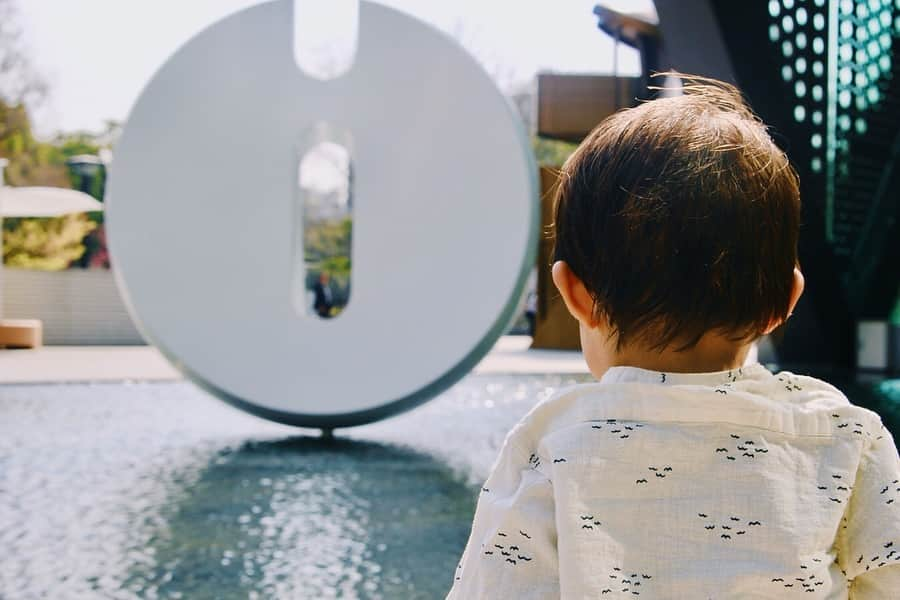 磯部映見さんのインスタグラム写真 - (磯部映見Instagram)「My son is extremely privileged to be the first visitor of kids library at MoT 🌿明日3年ぶりにリニューアルオープンする東京都現代美術館にお邪魔しました。 急遽一緒にお連れした息子も暖かく迎えて下さって、なんと"こどもとしょしつ"の一人目の来館者になりました。 ホワイトキューブがキラッキラしていて、耳を澄ますきっかけがたくさん。個人的には来年の Olafurの展示が楽しみで涙が出そう。 ・ そして、気合いを入れて子連れで仕事へ向かうのも恐らくこの日が最後。(保活してました) 雪の日も雨の日も文句言わずに車に乗って母のお供をしてくれてありがとう😊 いつかお話しあおうね。 マルタ・パン "裂けた球体" #mot #東京都現代美術館 #こどもとしょしつ #百年の編み手たち #来月から保育園」3月28日 18時04分 - aimee_isobe