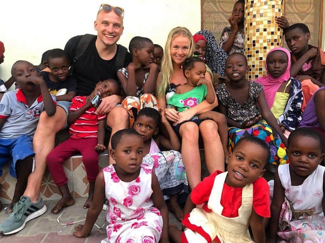 ウッフェ・ベックのインスタグラム：「Da min søster @christinemanichbech arbejdede som frivillig på et børnehjem i Tanzania for nogle år tilbage, blev det klart for hende, at de mange dejlige børn ingen fremtid havde uden skolegang. Derfor startede hun indsamlingen @for_a_wiser_africa ,som lige siden har sendt de op mod 100 børn på Mwandaliwa Børnehjem i skole hvert år. Jeg er stolt af hendes hårde arbejde og jeres gavmildhed. Læs mere om det på www.forawiserafrica.com.  Mobilepay 23964239 hvis du kan undvære lidt. Pengene går ubeskåret til børnene og falder på et meget tørt sted. Hvert et beløb tæller for at sikre børnenes fremtid. 🙏」
