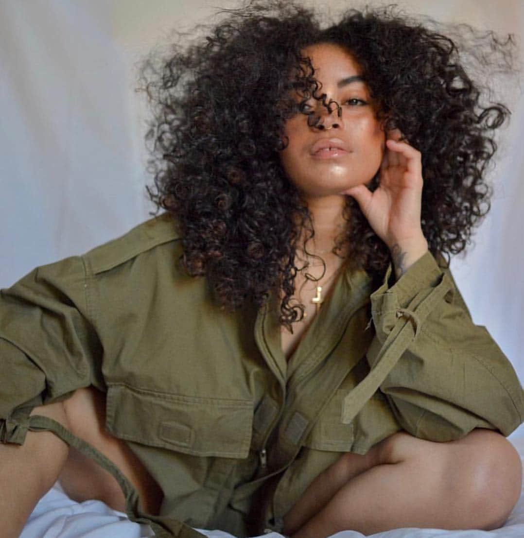 オーク ニューヨークのインスタグラム：「🌾A/OK Crop Cargo Jacket🌾 @brooklynpetite」