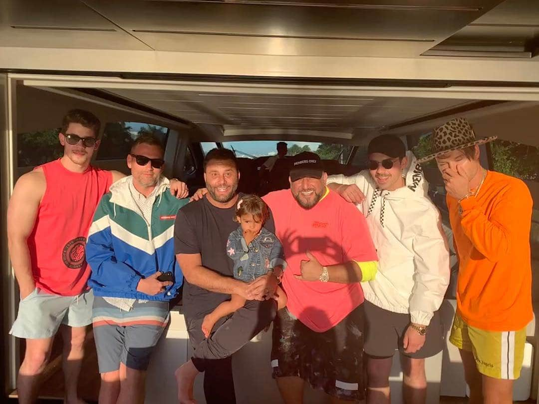 カスケイドさんのインスタグラム写真 - (カスケイドInstagram)「Back with my brothers @nickjonas @joejonas and @davegrutman @kaiagrutman @davideinhorn and @alecmonopoly aboard GROOT. Miami is in full swing ☀️🙌🏻 📷: @PriyankaChopra」3月28日 9時08分 - kaskade