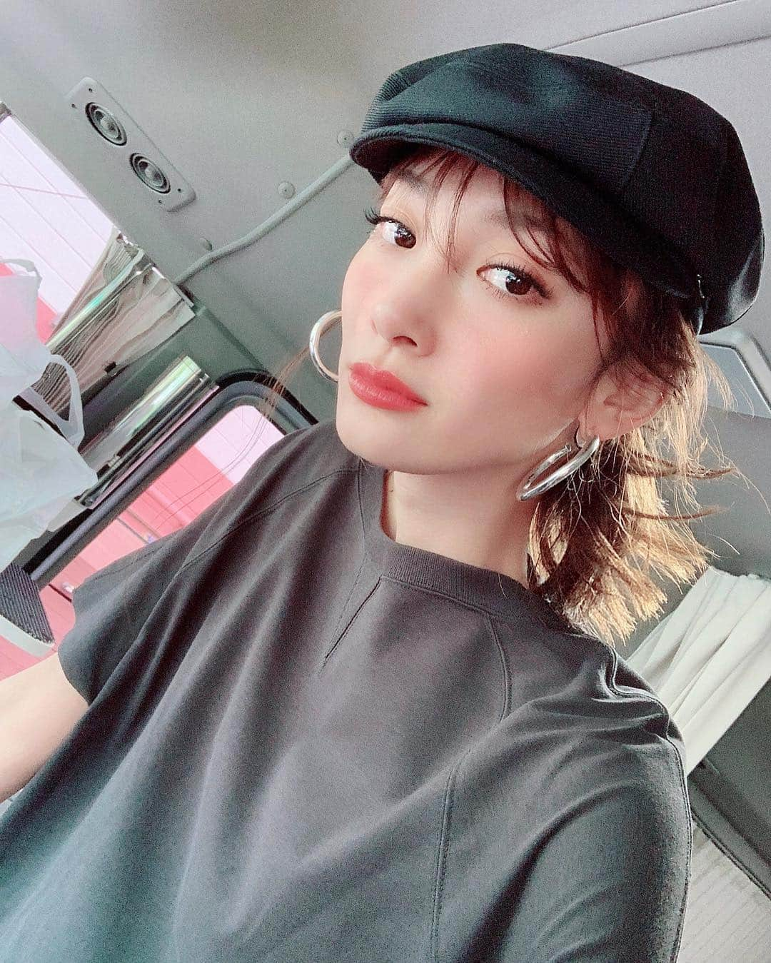 里海さんのインスタグラム写真 - (里海Instagram)「あと３日で３３歳😈ゲーw 最近 @lovecurl.eyelash で #lushaddict の美容液が浸透する、目元エステをしてもらいました♡♡」3月28日 9時11分 - satoumi0330