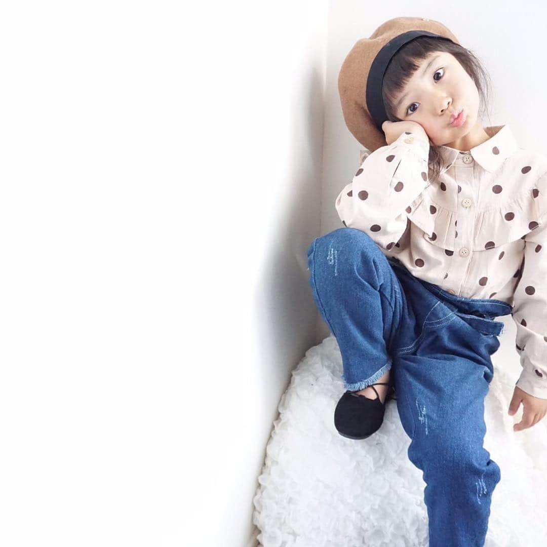 韓国子供服♡smilekids(すまいるきっず) さんのインスタグラム写真 - (韓国子供服♡smilekids(すまいるきっず) Instagram)「* * ☻ご覧頂き有難うございます☻ . . . 💛2019年春夏新作🍂💛 . . ☑︎シンプルなデザインに ドットがお洒落な シャツ＋デニムパンツセット 販売中です♥ これからの時期、使えます♥ . . 新作たくさん入荷しています♡ 是非、checkして下さい！ . . . ♥りんchan ☺︎smilekids専属model☺︎ @o0.don_tama.0o  身長:105cm 体重:16kg size120 . . ————————————————— . . web shop http://smilekids888.com/で販売しています← —————————————————— ★ゆうちょ振込での購入も可能です★ web shopより、在庫を確認後  商品名、サイズ、カラーをDMにて 連絡頂けると幸いです☺︎ 確認後のお返事になりますので お時間を頂く場合があります。 在庫が少ない場合や再入荷の人気商品は 取り置きが難しい事があります。 ご了承ください🥺 . . —————————————————— ご購入してくださった方へ✉️ @smilekids888 をタグ付けして投稿して頂いた方を ストーリーにて紹介させて頂きます😍  さらに‥抽選で‥ 毎月、５名様にお買い物で使えるクーポンを プレゼント🎁致します☺️ . 1等‥1.000円OFFクーポン(2名様) 2等‥500円OFFクーポン(3名様) . 沢山のタグ付けをお待ちしています😍  _________________________________________ . . 🆕新作、続々入荷中♪ webで販売しています♡ . . . . 7.500円以上お買い上げ頂いた方は 送料無料となります。 尚、購入後は、同梱などは 受付ておりませんのでご了承下さい。 . . . . . . . . ☻webshopには.Instagramプロフより リンクでとべます✈︎✈︎✈︎ http://smilekids888.com/ . #熊本ママ #山鹿 #webshop #韓国子供服 #格安#お洒落を発信 #熊本 #キッズコーデ #キッズ#キッズファッション  #ig_kids #kids_japan #親バカ部  #kjp_ootd #今日の服 #kidsfashion #プチプラコーデ  #プチプラファッション #mamagirl #リンクコーデ#ママリ#smilekids #３歳#４歳#５歳#春#新作#レギンス」3月28日 9時14分 - smilekids888