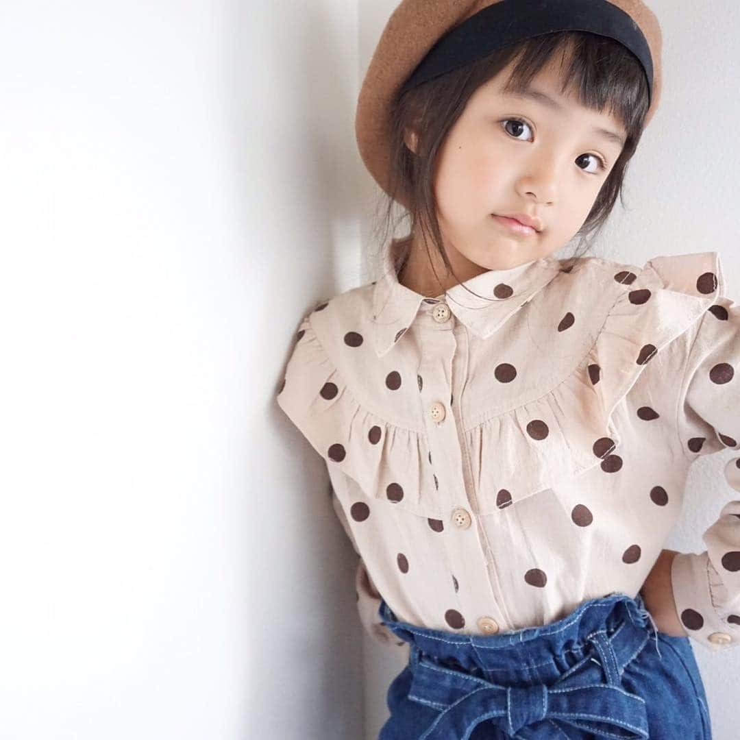 韓国子供服♡smilekids(すまいるきっず) さんのインスタグラム写真 - (韓国子供服♡smilekids(すまいるきっず) Instagram)「* * ☻ご覧頂き有難うございます☻ . . . 💛2019年春夏新作🍂💛 . . ☑︎シンプルなデザインに ドットがお洒落な シャツ＋デニムパンツセット 販売中です♥ これからの時期、使えます♥ . . 新作たくさん入荷しています♡ 是非、checkして下さい！ . . . ♥りんchan ☺︎smilekids専属model☺︎ @o0.don_tama.0o  身長:105cm 体重:16kg size120 . . ————————————————— . . web shop http://smilekids888.com/で販売しています← —————————————————— ★ゆうちょ振込での購入も可能です★ web shopより、在庫を確認後  商品名、サイズ、カラーをDMにて 連絡頂けると幸いです☺︎ 確認後のお返事になりますので お時間を頂く場合があります。 在庫が少ない場合や再入荷の人気商品は 取り置きが難しい事があります。 ご了承ください🥺 . . —————————————————— ご購入してくださった方へ✉️ @smilekids888 をタグ付けして投稿して頂いた方を ストーリーにて紹介させて頂きます😍  さらに‥抽選で‥ 毎月、５名様にお買い物で使えるクーポンを プレゼント🎁致します☺️ . 1等‥1.000円OFFクーポン(2名様) 2等‥500円OFFクーポン(3名様) . 沢山のタグ付けをお待ちしています😍  _________________________________________ . . 🆕新作、続々入荷中♪ webで販売しています♡ . . . . 7.500円以上お買い上げ頂いた方は 送料無料となります。 尚、購入後は、同梱などは 受付ておりませんのでご了承下さい。 . . . . . . . . ☻webshopには.Instagramプロフより リンクでとべます✈︎✈︎✈︎ http://smilekids888.com/ . #熊本ママ #山鹿 #webshop #韓国子供服 #格安#お洒落を発信 #熊本 #キッズコーデ #キッズ#キッズファッション  #ig_kids #kids_japan #親バカ部  #kjp_ootd #今日の服 #kidsfashion #プチプラコーデ  #プチプラファッション #mamagirl #リンクコーデ#ママリ#smilekids #３歳#４歳#５歳#春#新作#レギンス」3月28日 9時14分 - smilekids888