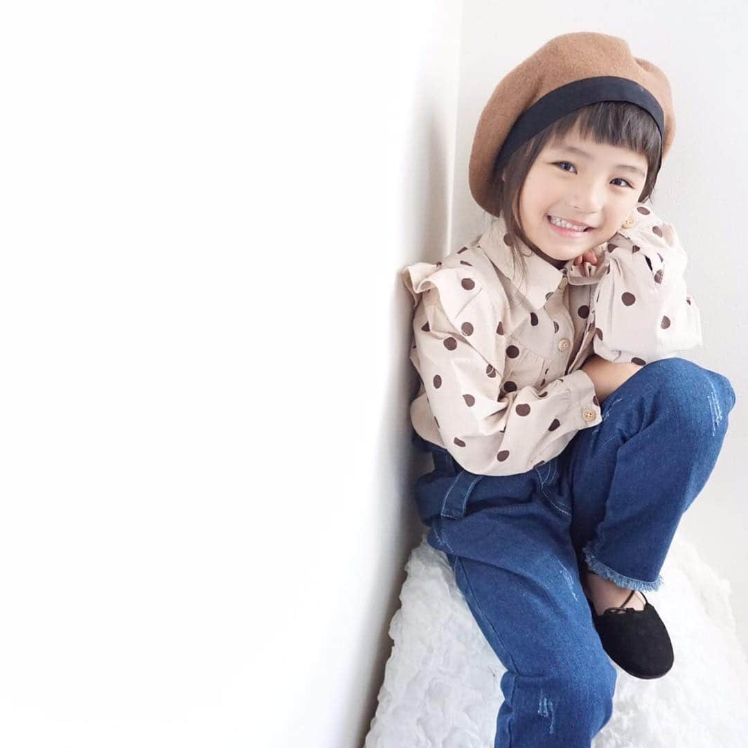 韓国子供服♡smilekids(すまいるきっず) さんのインスタグラム写真 - (韓国子供服♡smilekids(すまいるきっず) Instagram)「* * ☻ご覧頂き有難うございます☻ . . . 💛2019年春夏新作🍂💛 . . ☑︎シンプルなデザインに ドットがお洒落な シャツ＋デニムパンツセット 販売中です♥ これからの時期、使えます♥ . . 新作たくさん入荷しています♡ 是非、checkして下さい！ . . . ♥りんchan ☺︎smilekids専属model☺︎ @o0.don_tama.0o  身長:105cm 体重:16kg size120 . . ————————————————— . . web shop http://smilekids888.com/で販売しています← —————————————————— ★ゆうちょ振込での購入も可能です★ web shopより、在庫を確認後  商品名、サイズ、カラーをDMにて 連絡頂けると幸いです☺︎ 確認後のお返事になりますので お時間を頂く場合があります。 在庫が少ない場合や再入荷の人気商品は 取り置きが難しい事があります。 ご了承ください🥺 . . —————————————————— ご購入してくださった方へ✉️ @smilekids888 をタグ付けして投稿して頂いた方を ストーリーにて紹介させて頂きます😍  さらに‥抽選で‥ 毎月、５名様にお買い物で使えるクーポンを プレゼント🎁致します☺️ . 1等‥1.000円OFFクーポン(2名様) 2等‥500円OFFクーポン(3名様) . 沢山のタグ付けをお待ちしています😍  _________________________________________ . . 🆕新作、続々入荷中♪ webで販売しています♡ . . . . 7.500円以上お買い上げ頂いた方は 送料無料となります。 尚、購入後は、同梱などは 受付ておりませんのでご了承下さい。 . . . . . . . . ☻webshopには.Instagramプロフより リンクでとべます✈︎✈︎✈︎ http://smilekids888.com/ . #熊本ママ #山鹿 #webshop #韓国子供服 #格安#お洒落を発信 #熊本 #キッズコーデ #キッズ#キッズファッション  #ig_kids #kids_japan #親バカ部  #kjp_ootd #今日の服 #kidsfashion #プチプラコーデ  #プチプラファッション #mamagirl #リンクコーデ#ママリ#smilekids #３歳#４歳#５歳#春#新作#レギンス」3月28日 9時14分 - smilekids888