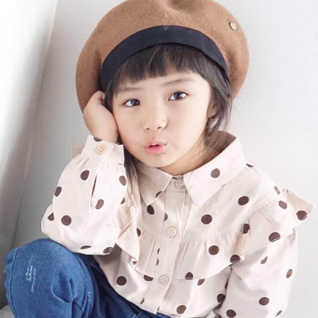 韓国子供服♡smilekids(すまいるきっず) さんのインスタグラム写真 - (韓国子供服♡smilekids(すまいるきっず) Instagram)「* * ☻ご覧頂き有難うございます☻ . . . 💛2019年春夏新作🍂💛 . . ☑︎シンプルなデザインに ドットがお洒落な シャツ＋デニムパンツセット 販売中です♥ これからの時期、使えます♥ . . 新作たくさん入荷しています♡ 是非、checkして下さい！ . . . ♥りんchan ☺︎smilekids専属model☺︎ @o0.don_tama.0o  身長:105cm 体重:16kg size120 . . ————————————————— . . web shop http://smilekids888.com/で販売しています← —————————————————— ★ゆうちょ振込での購入も可能です★ web shopより、在庫を確認後  商品名、サイズ、カラーをDMにて 連絡頂けると幸いです☺︎ 確認後のお返事になりますので お時間を頂く場合があります。 在庫が少ない場合や再入荷の人気商品は 取り置きが難しい事があります。 ご了承ください🥺 . . —————————————————— ご購入してくださった方へ✉️ @smilekids888 をタグ付けして投稿して頂いた方を ストーリーにて紹介させて頂きます😍  さらに‥抽選で‥ 毎月、５名様にお買い物で使えるクーポンを プレゼント🎁致します☺️ . 1等‥1.000円OFFクーポン(2名様) 2等‥500円OFFクーポン(3名様) . 沢山のタグ付けをお待ちしています😍  _________________________________________ . . 🆕新作、続々入荷中♪ webで販売しています♡ . . . . 7.500円以上お買い上げ頂いた方は 送料無料となります。 尚、購入後は、同梱などは 受付ておりませんのでご了承下さい。 . . . . . . . . ☻webshopには.Instagramプロフより リンクでとべます✈︎✈︎✈︎ http://smilekids888.com/ . #熊本ママ #山鹿 #webshop #韓国子供服 #格安#お洒落を発信 #熊本 #キッズコーデ #キッズ#キッズファッション  #ig_kids #kids_japan #親バカ部  #kjp_ootd #今日の服 #kidsfashion #プチプラコーデ  #プチプラファッション #mamagirl #リンクコーデ#ママリ#smilekids #３歳#４歳#５歳#春#新作#レギンス」3月28日 9時14分 - smilekids888